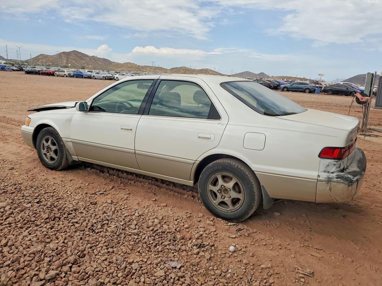 1999 Toyota Camry Le Белый vin: JT2BG28K0X0366209