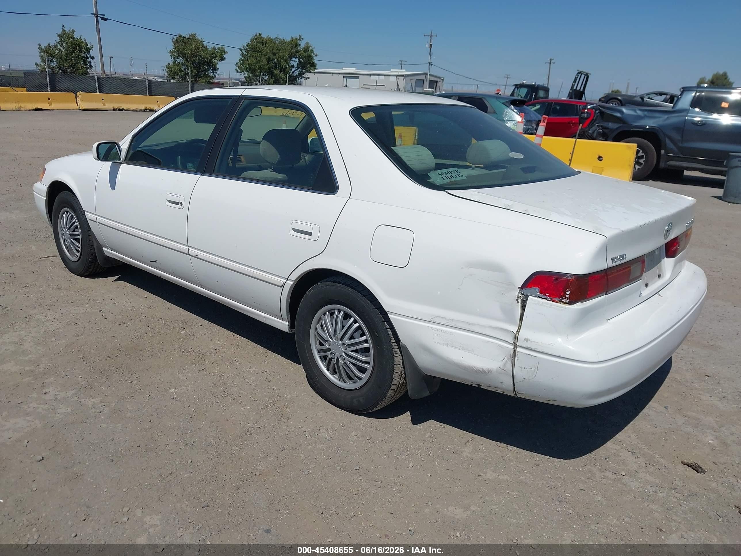 1998 Toyota Camry Le White vin: JT2BG28K1W0216205