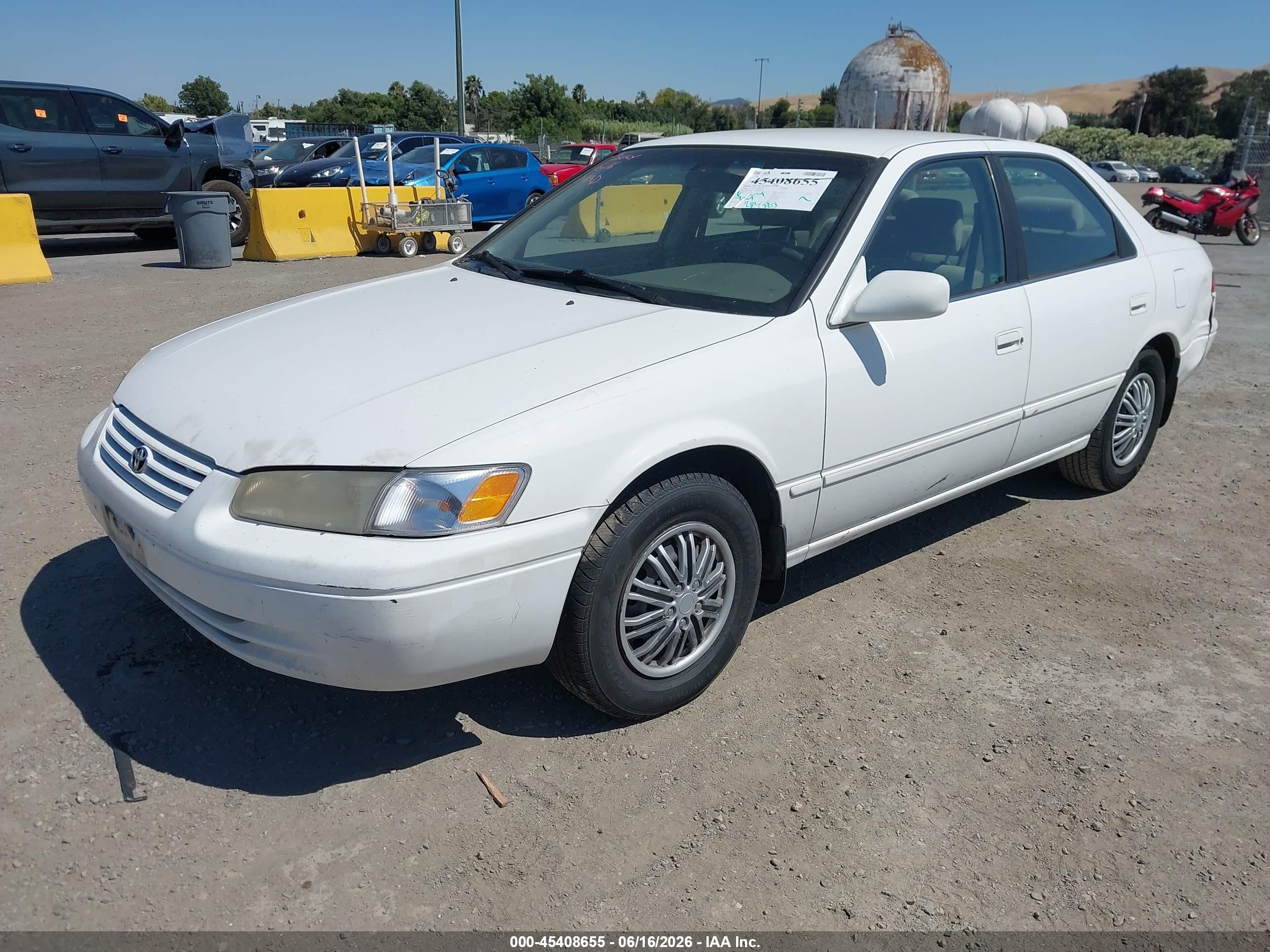 1998 Toyota Camry Le White vin: JT2BG28K1W0216205
