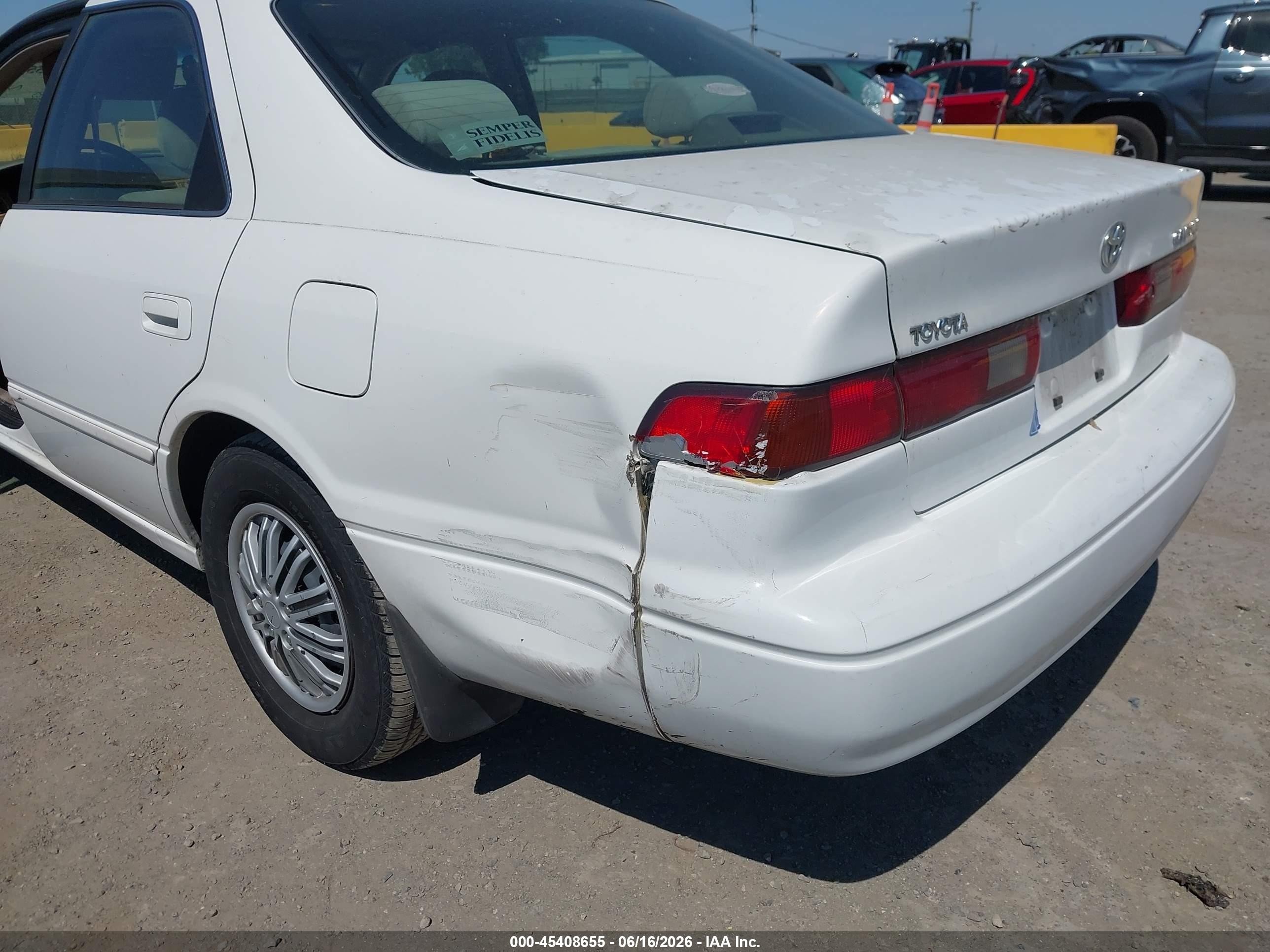 1998 Toyota Camry Le White vin: JT2BG28K1W0216205