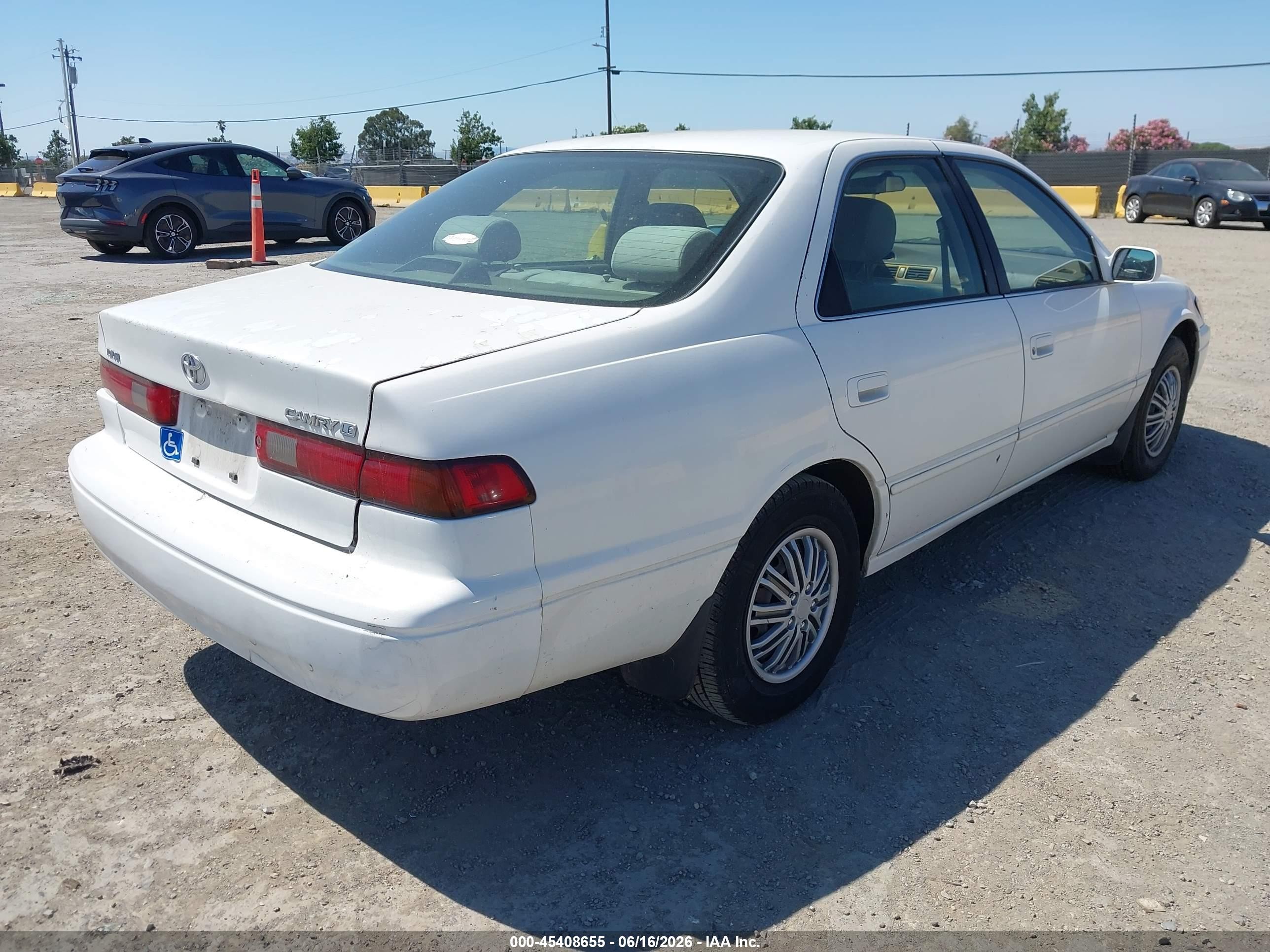 1998 Toyota Camry Le White vin: JT2BG28K1W0216205