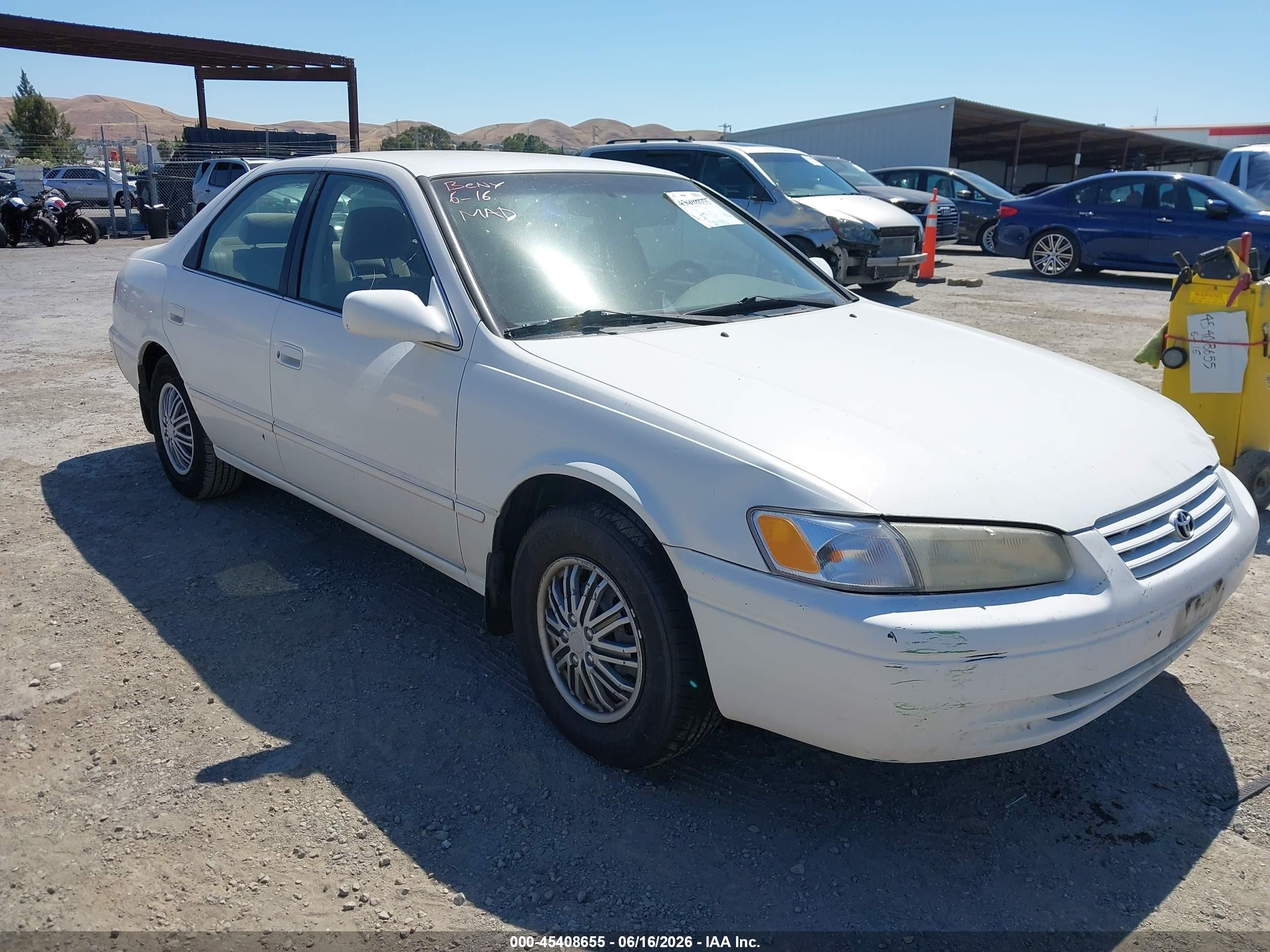 1998 Toyota Camry Le White vin: JT2BG28K1W0216205