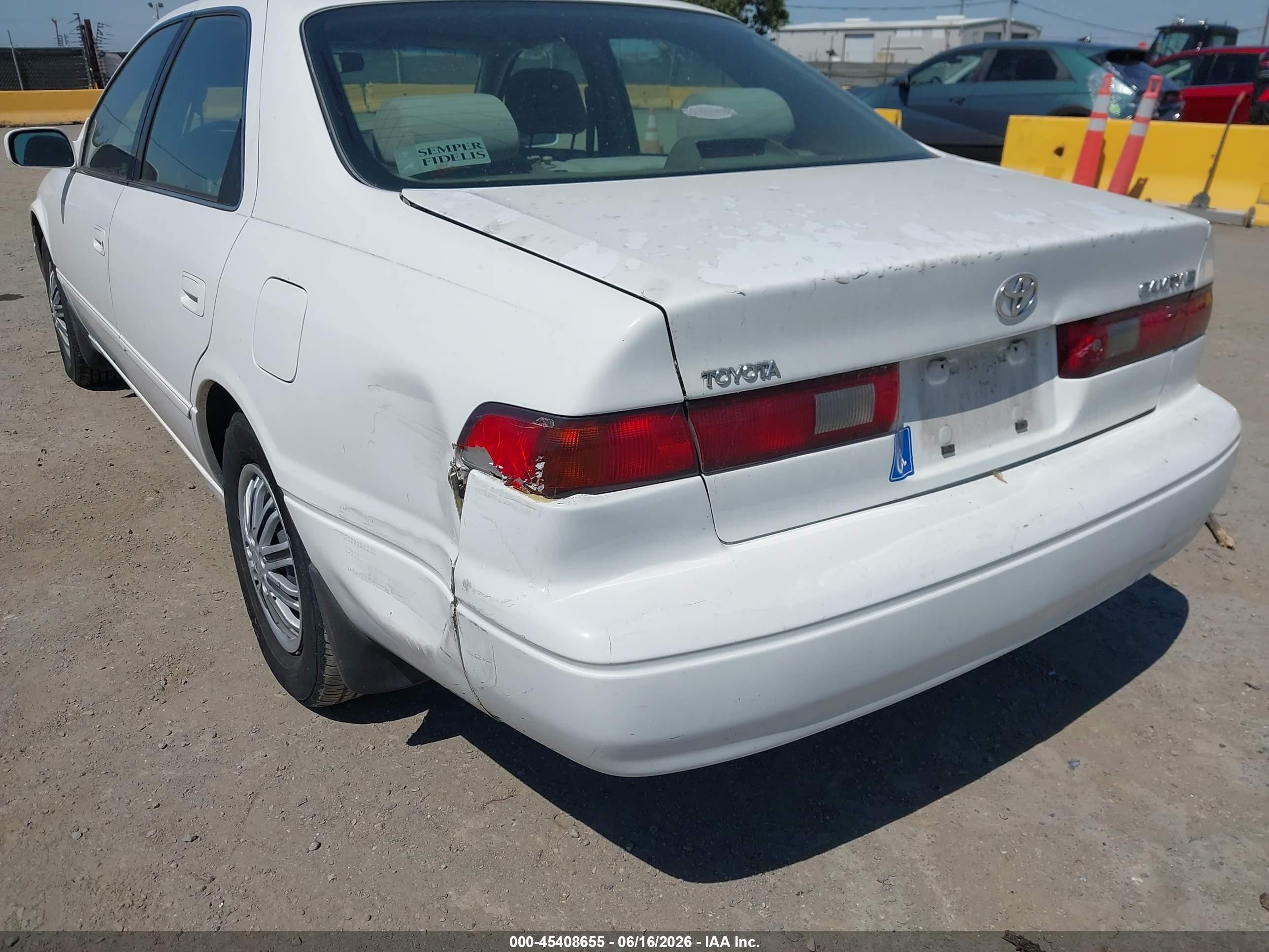 1998 Toyota Camry Le White vin: JT2BG28K1W0216205