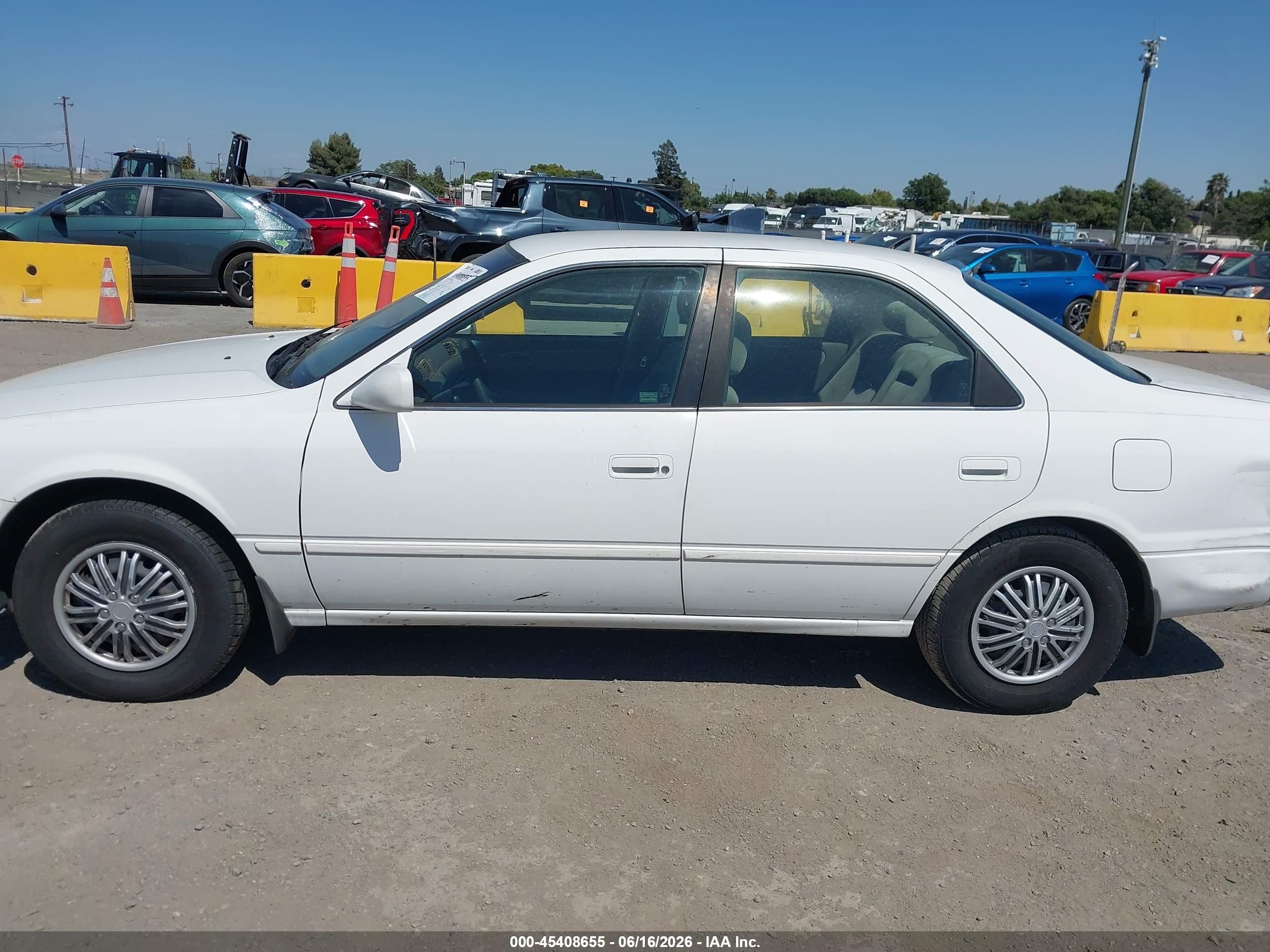 1998 Toyota Camry Le White vin: JT2BG28K1W0216205