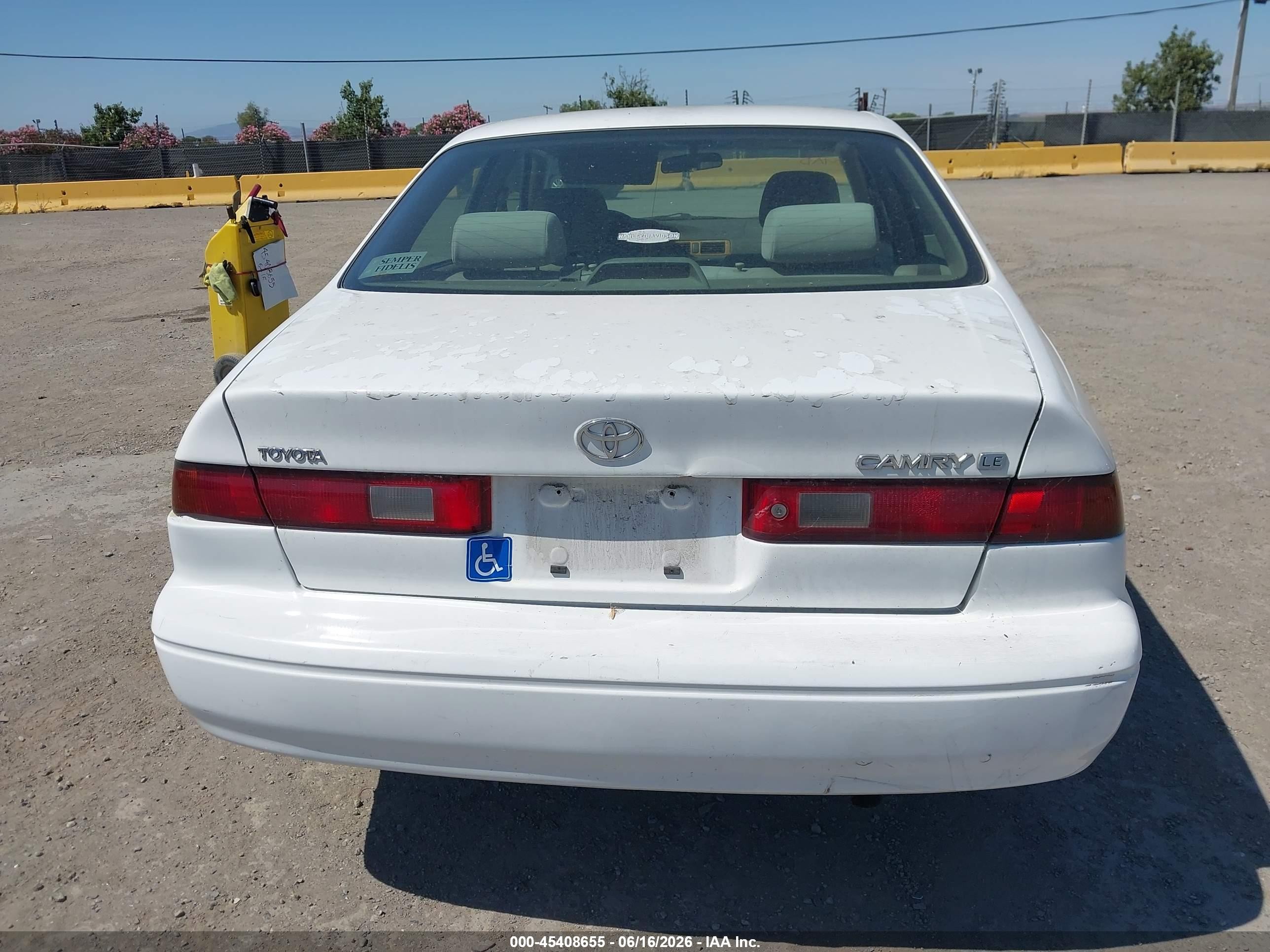 1998 Toyota Camry Le White vin: JT2BG28K1W0216205