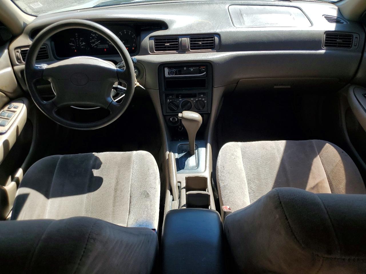 1998 Toyota Camry Le Gold vin: JT2BG28K2W0164681