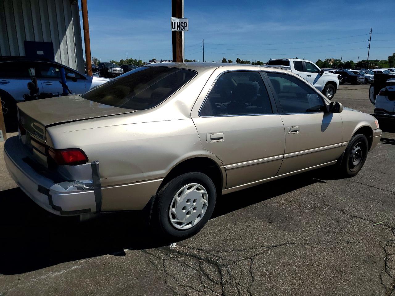 1998 Toyota Camry Le Gold vin: JT2BG28K2W0164681