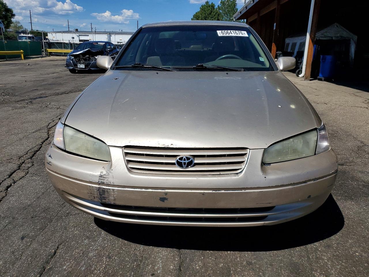 1998 Toyota Camry Le Gold vin: JT2BG28K2W0164681