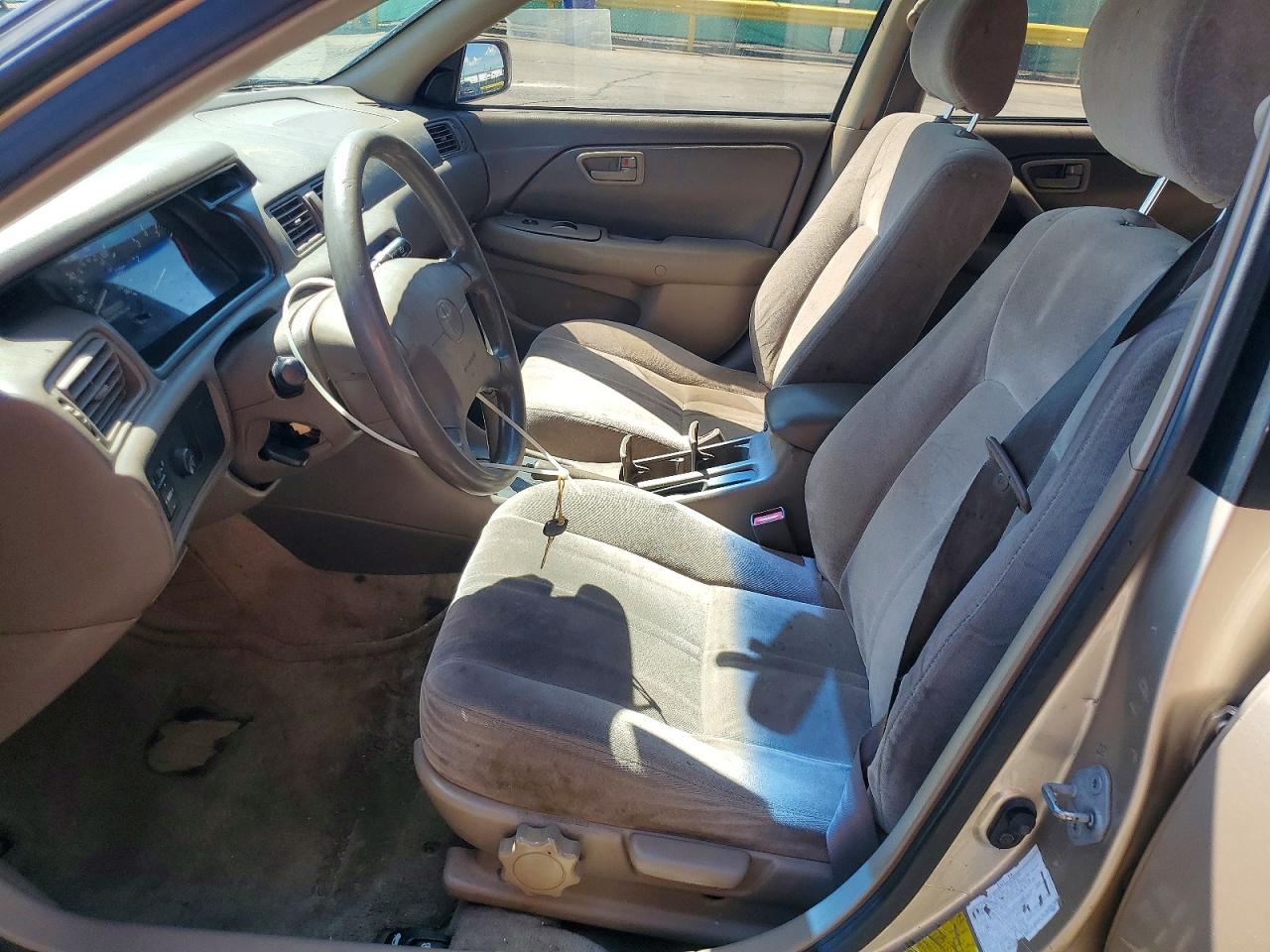 1998 Toyota Camry Le Gold vin: JT2BG28K2W0164681
