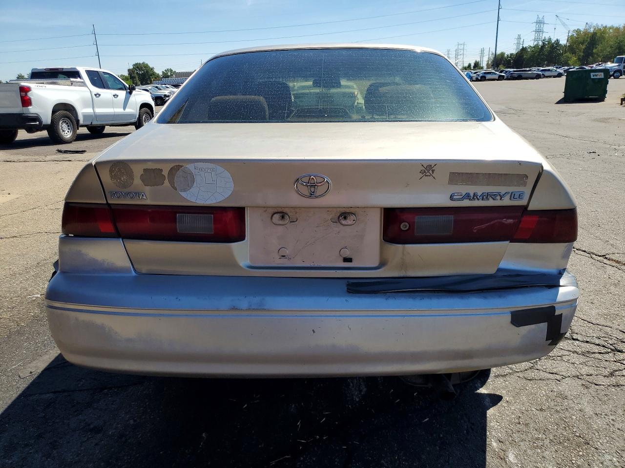 1998 Toyota Camry Le Gold vin: JT2BG28K2W0164681