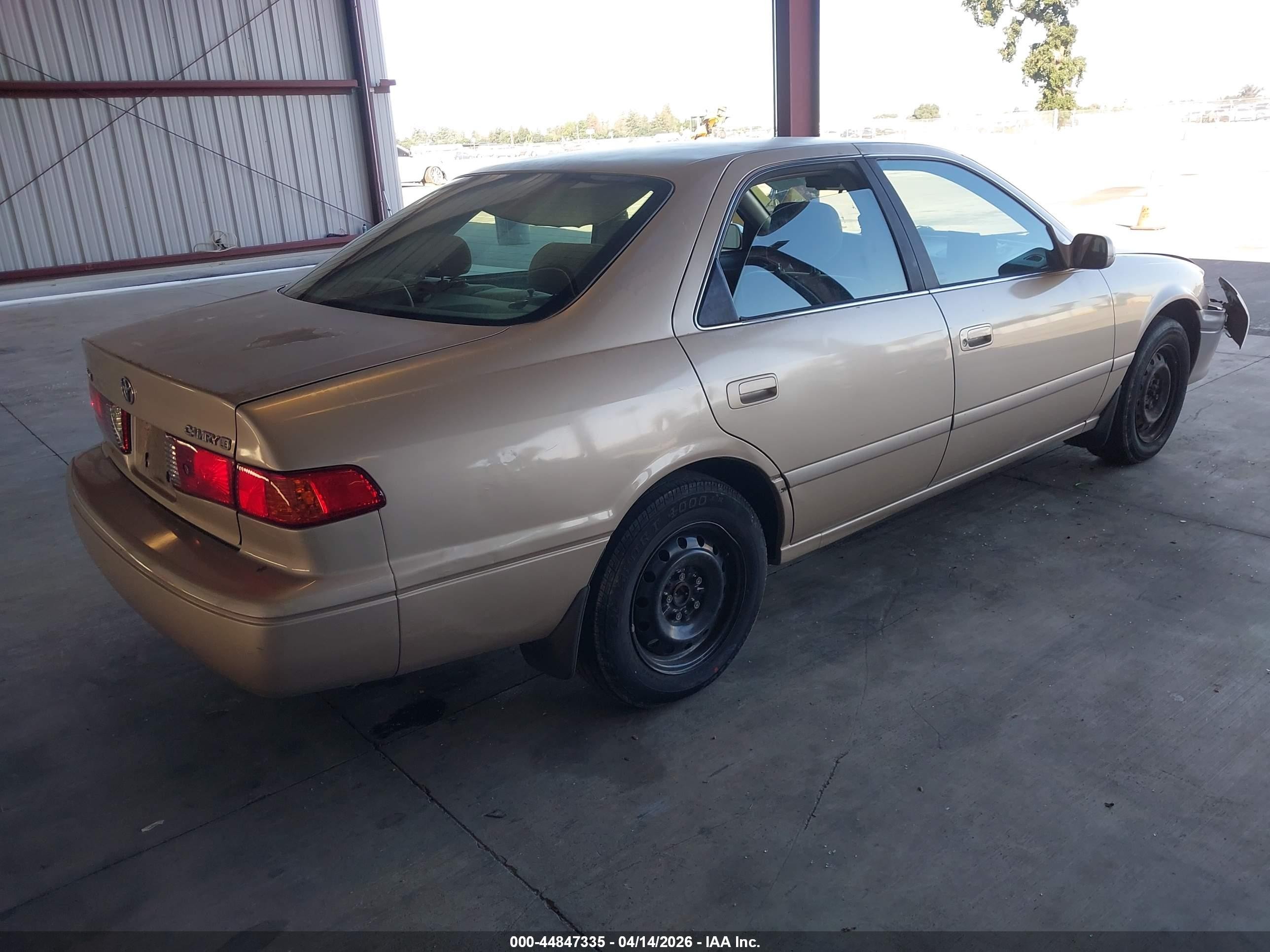 2000 Toyota Camry Le Золотой vin: JT2BG28K2Y0381585