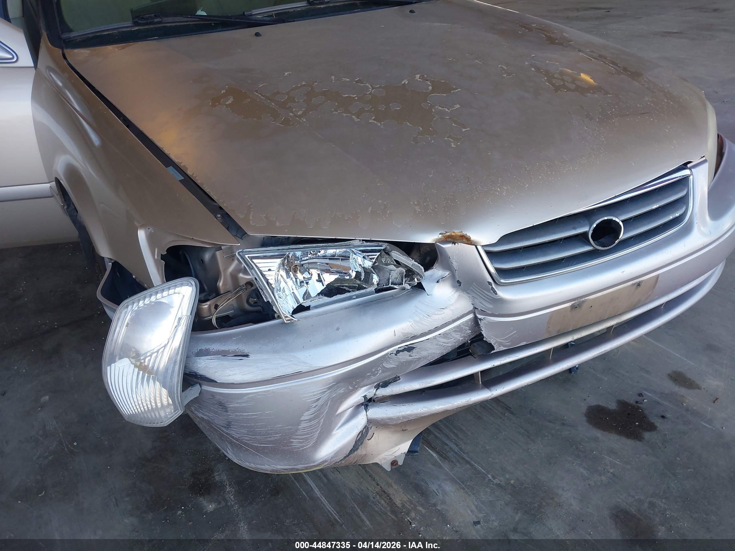 2000 Toyota Camry Le Золотой vin: JT2BG28K2Y0381585
