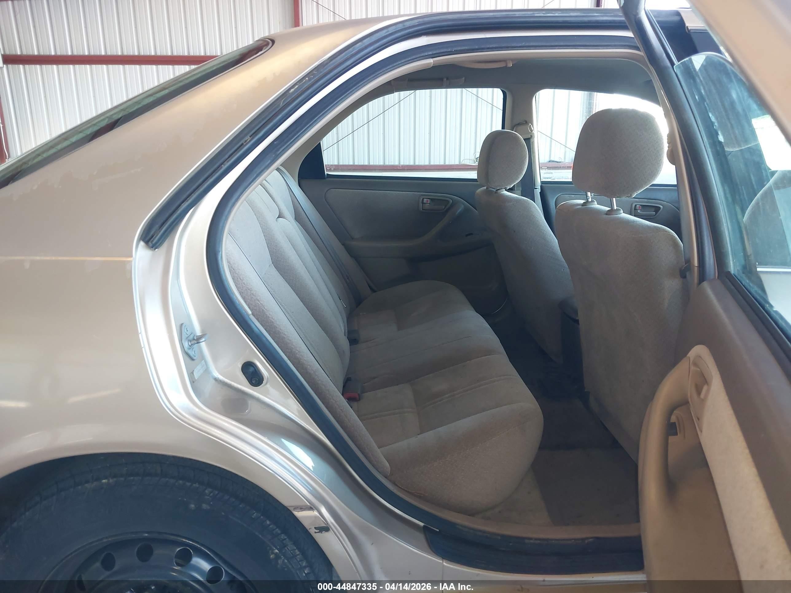 2000 Toyota Camry Le Золотой vin: JT2BG28K2Y0381585