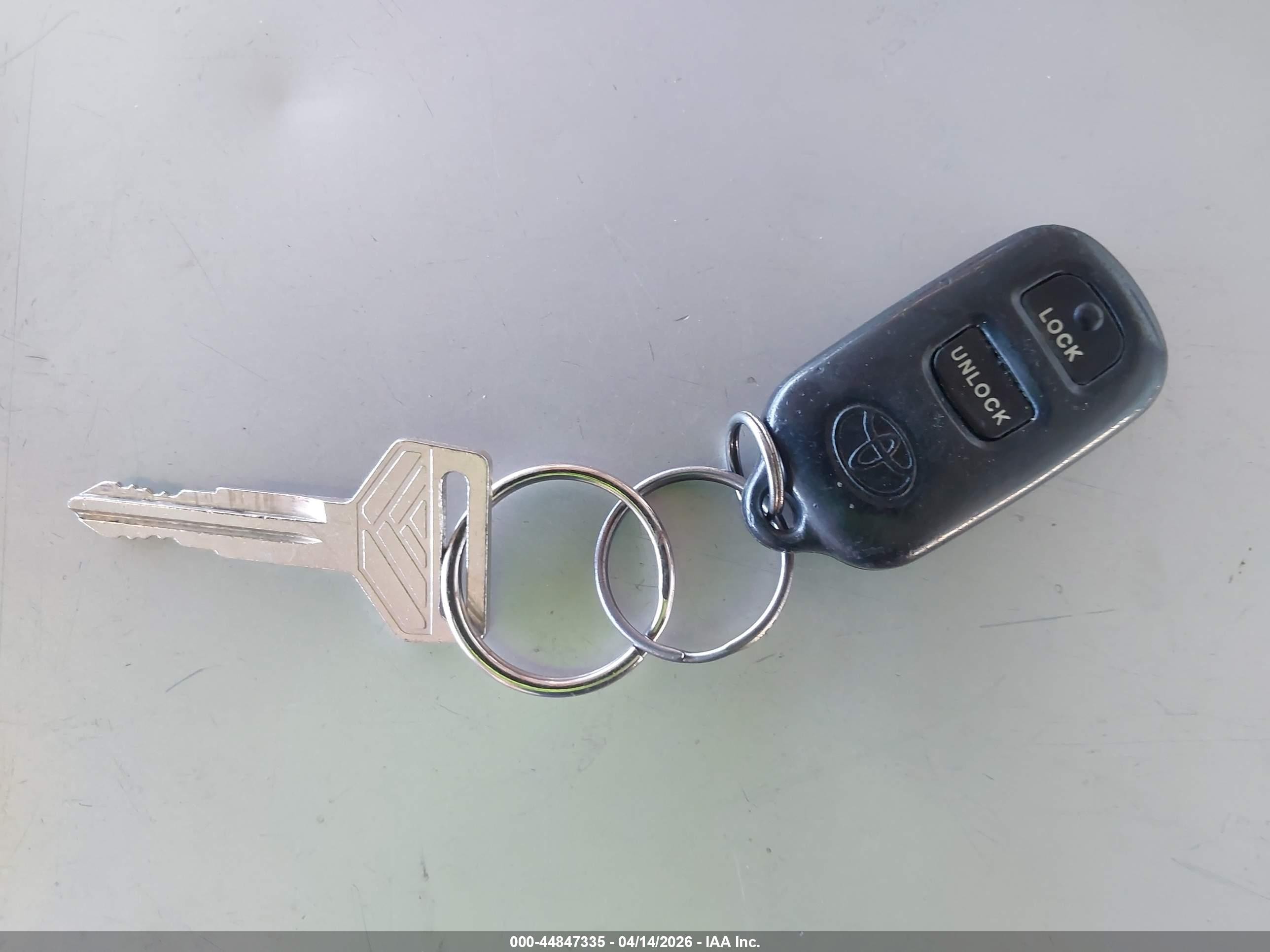 2000 Toyota Camry Le Золотой vin: JT2BG28K2Y0381585