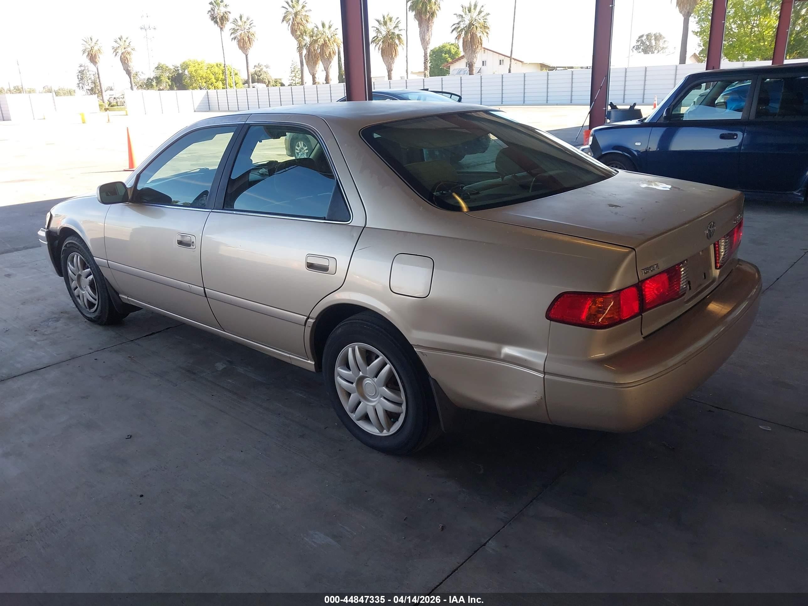 2000 Toyota Camry Le Золотой vin: JT2BG28K2Y0381585