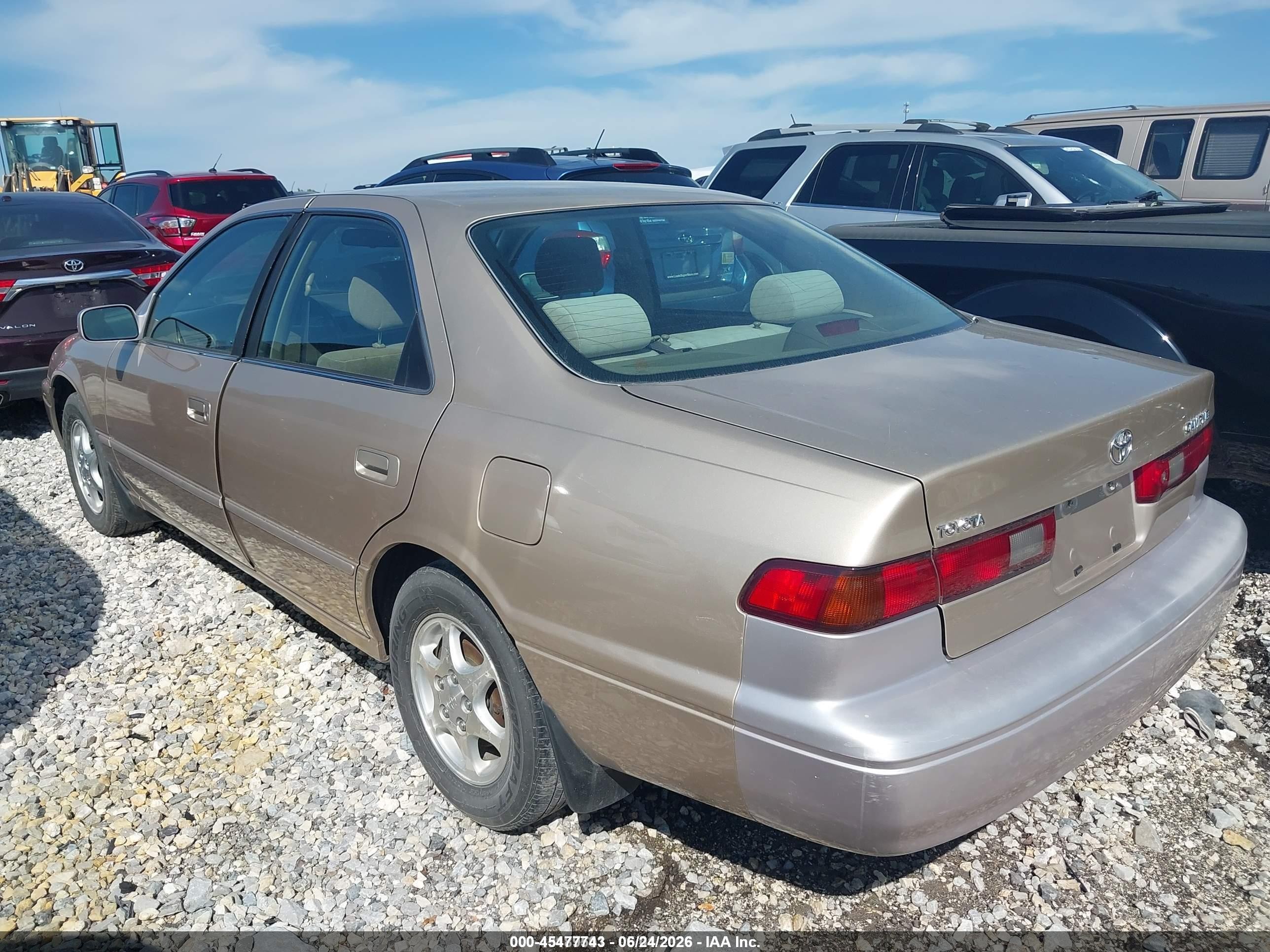 1998 Toyota Camry Le Silver vin: JT2BG28K4W0143881