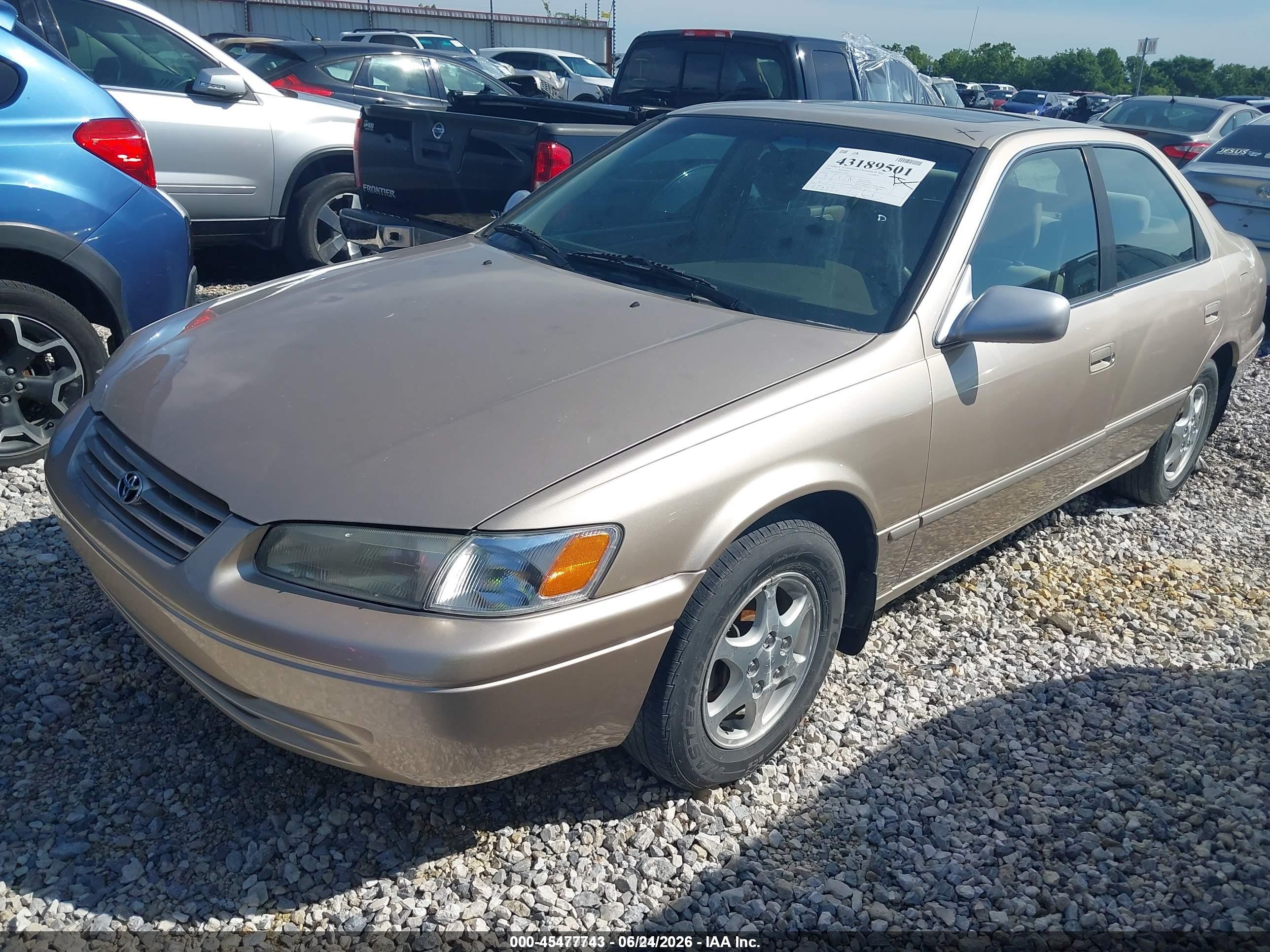 1998 Toyota Camry Le Silver vin: JT2BG28K4W0143881