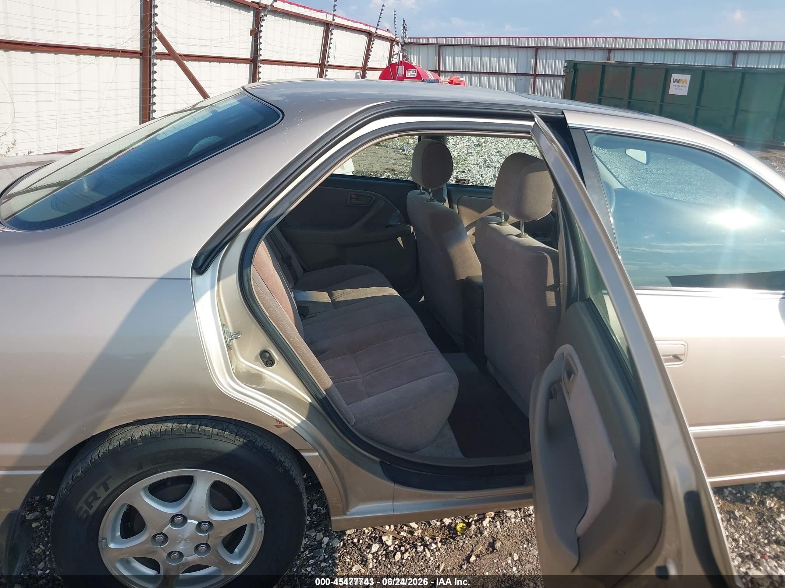 1998 Toyota Camry Le Silver vin: JT2BG28K4W0143881