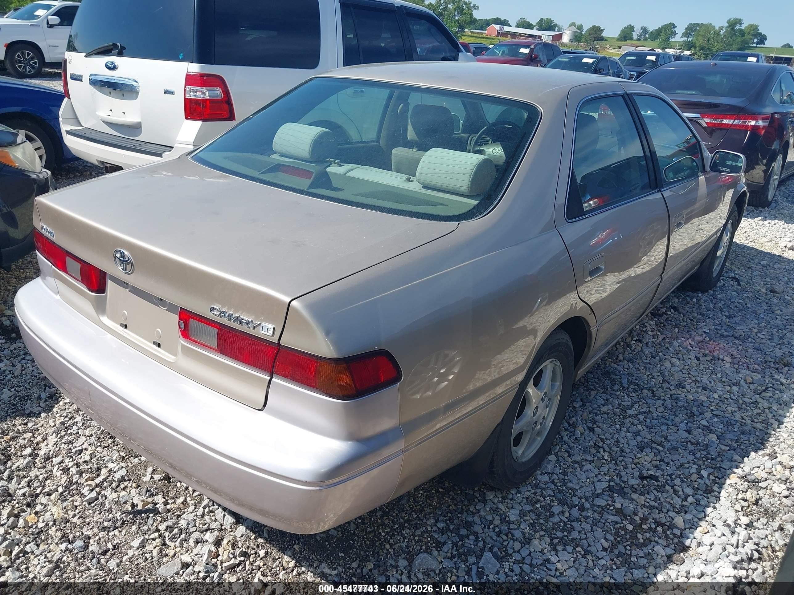 1998 Toyota Camry Le Silver vin: JT2BG28K4W0143881