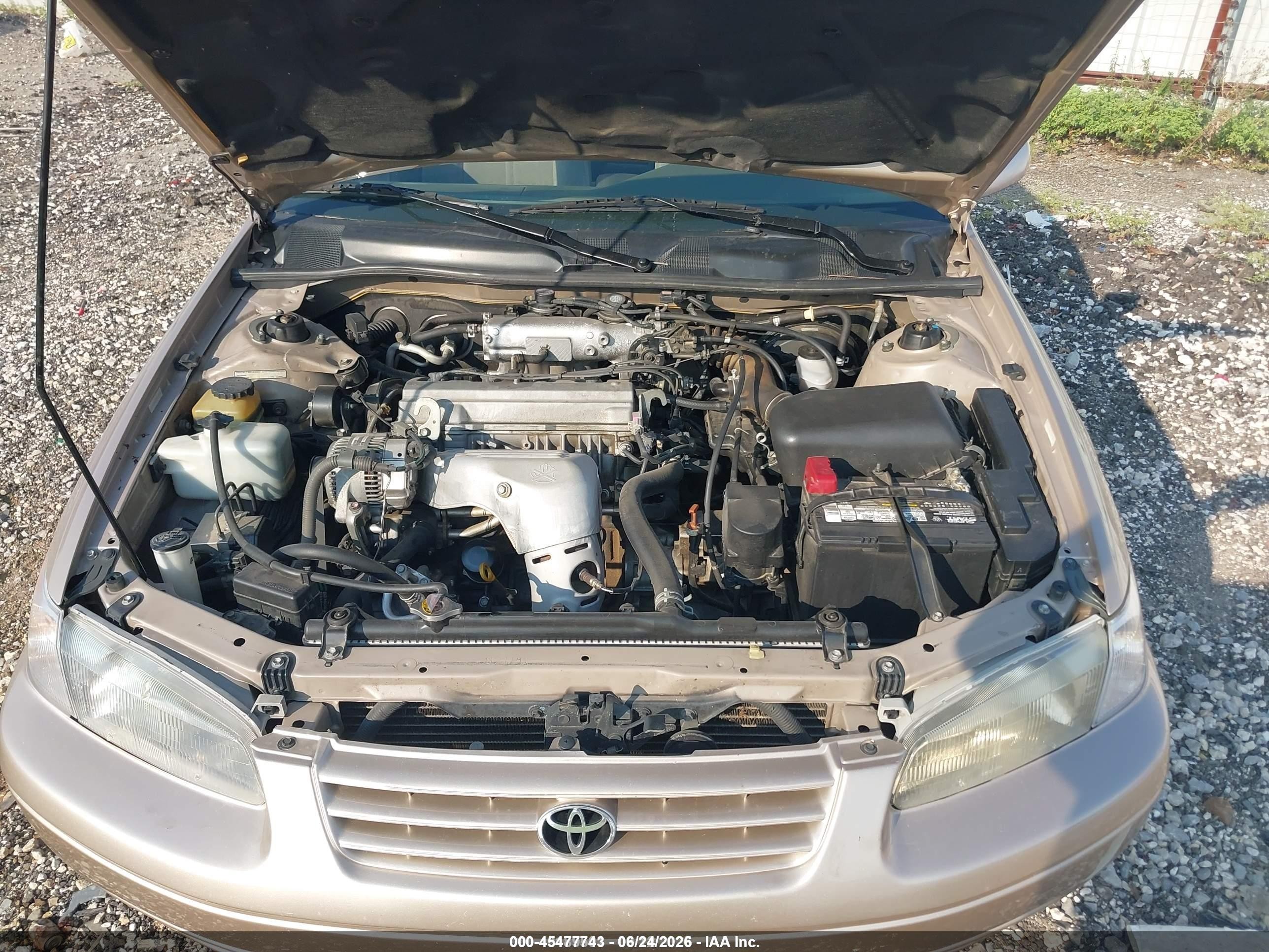 1998 Toyota Camry Le Silver vin: JT2BG28K4W0143881