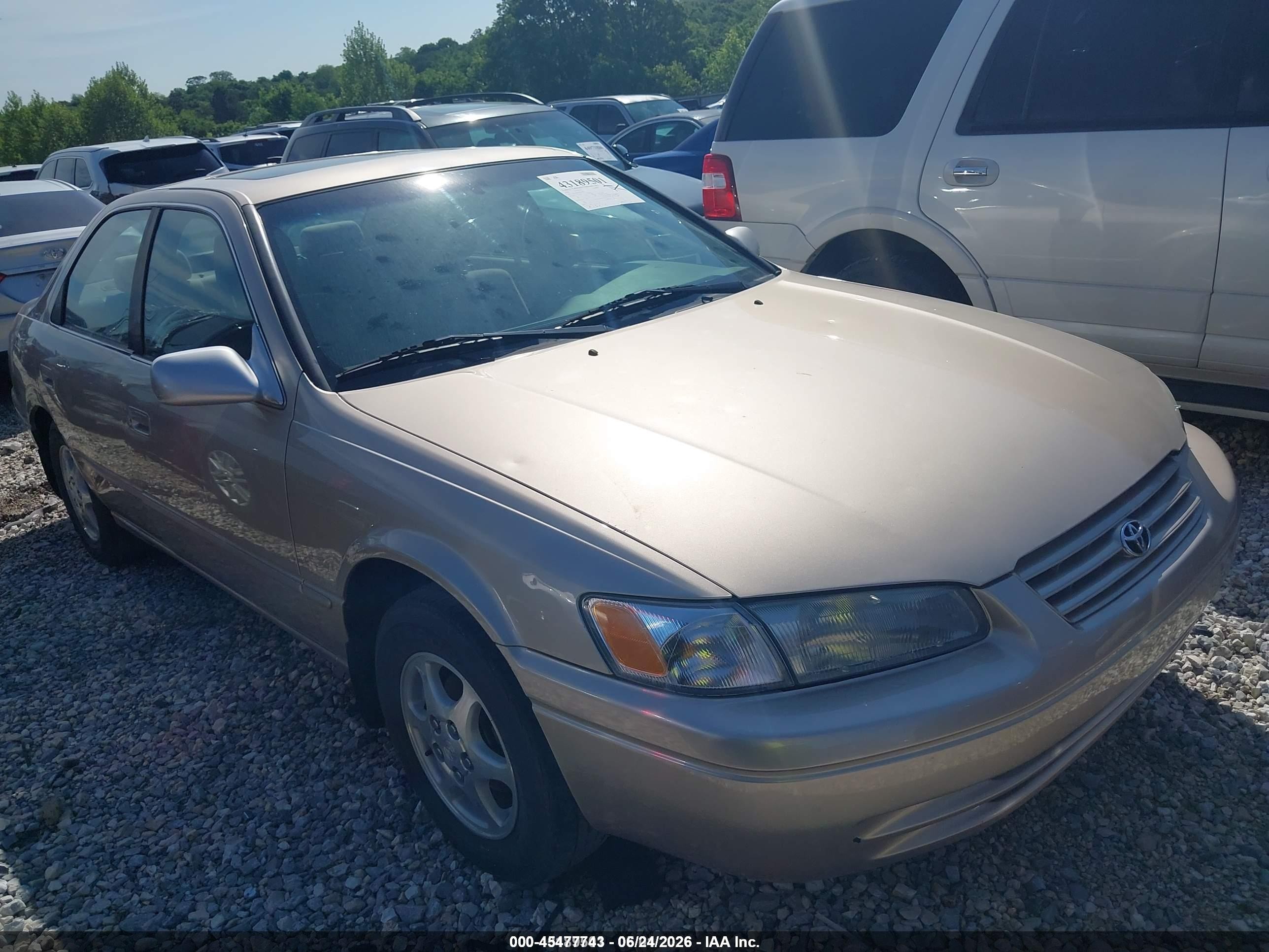 1998 Toyota Camry Le Silver vin: JT2BG28K4W0143881