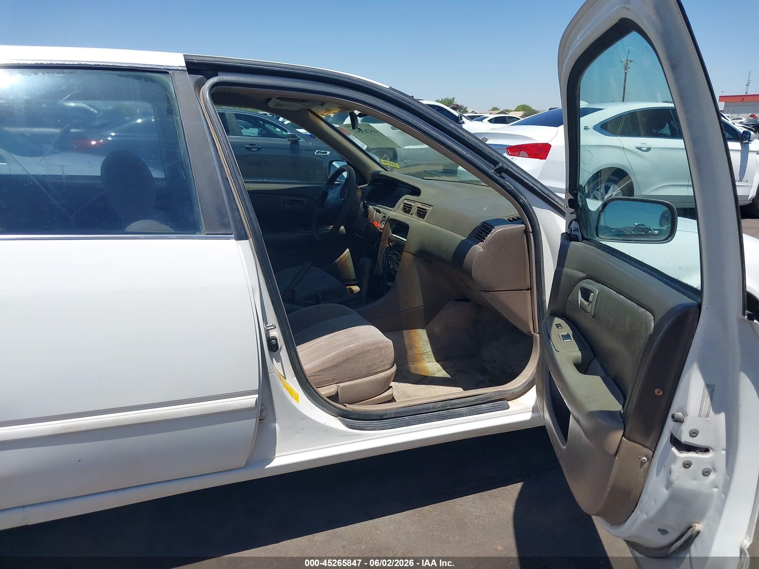 1999 Toyota Camry Le Белый vin: JT2BG28K5X0276263