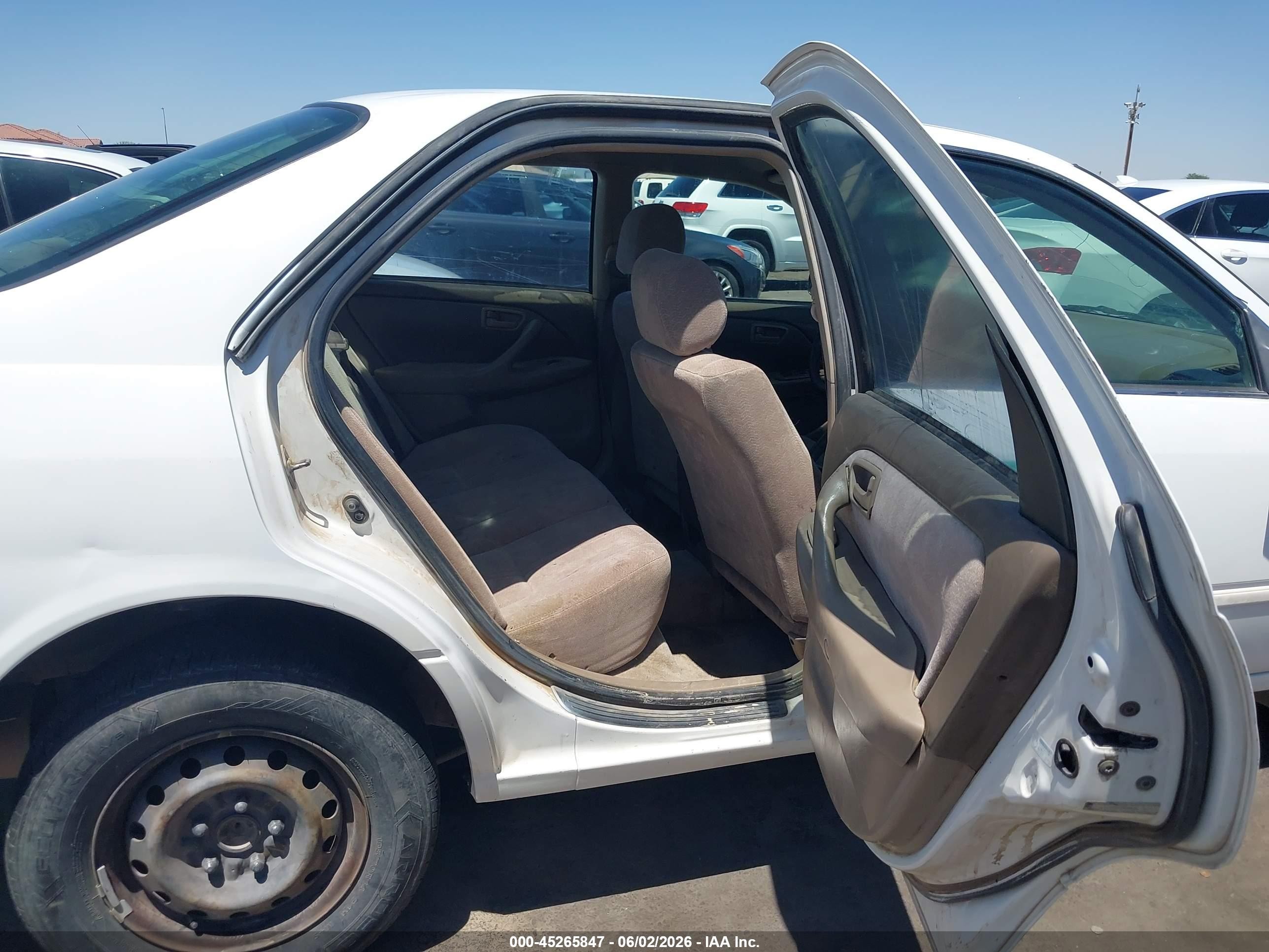 1999 Toyota Camry Le Белый vin: JT2BG28K5X0276263