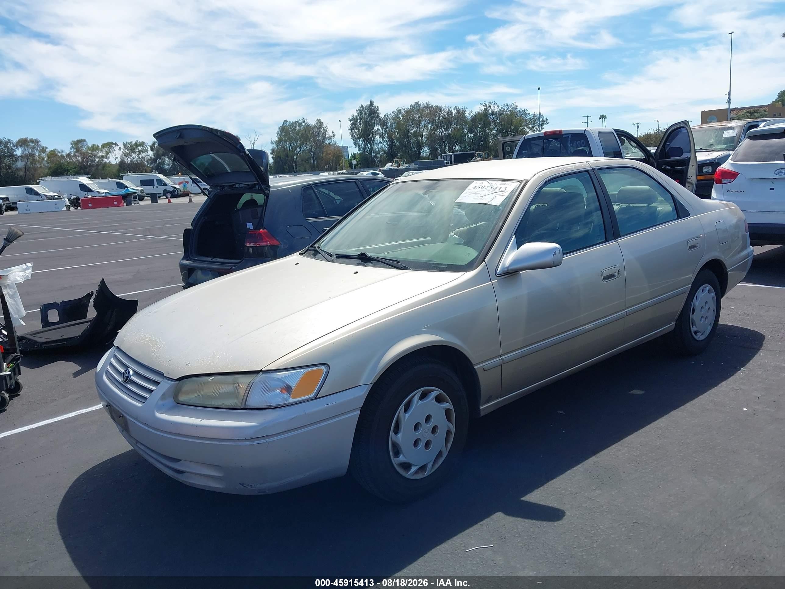 1998 Toyota Camry Le Золотой vin: JT2BG28K7W0215964