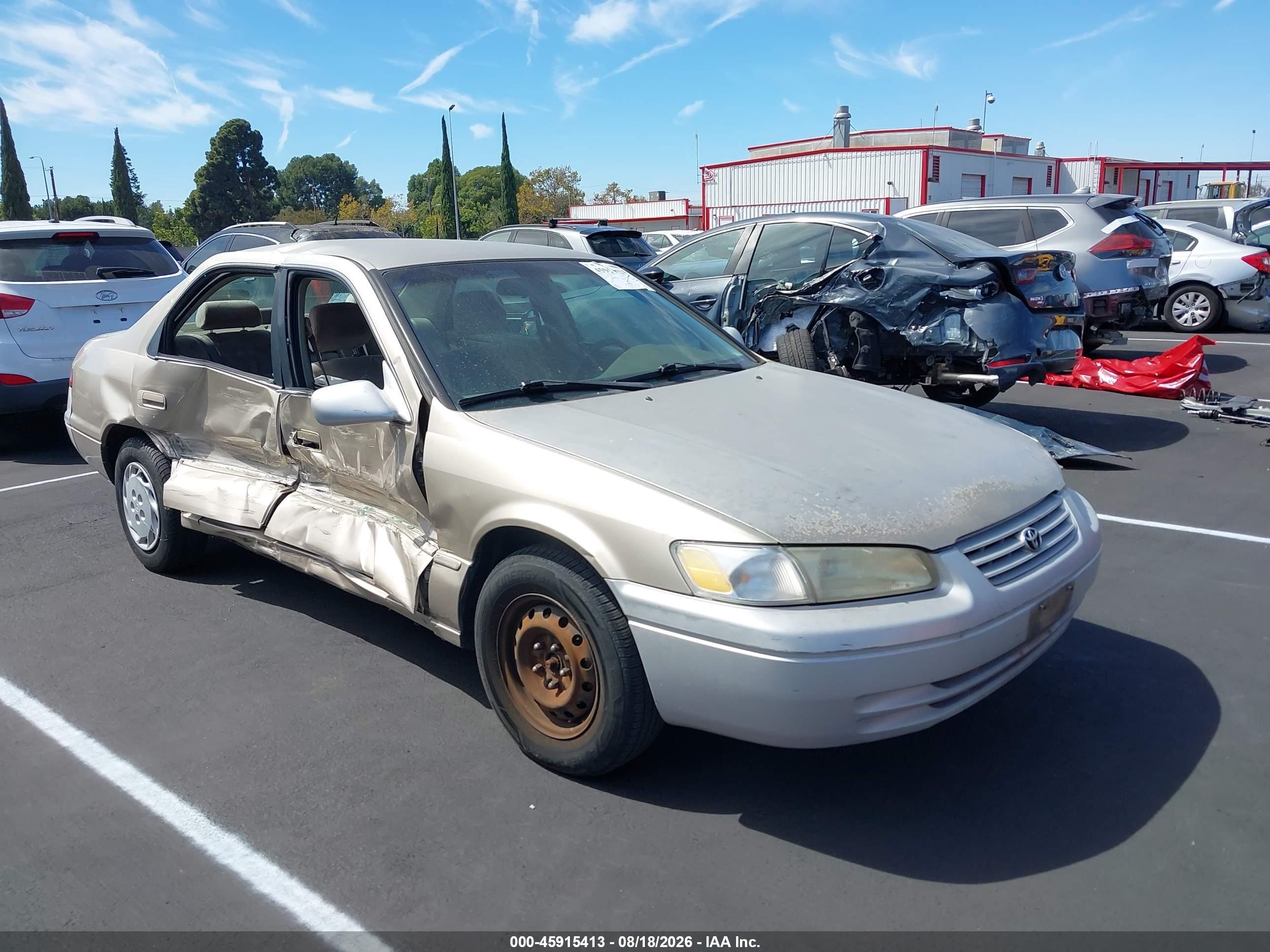 1998 Toyota Camry Le Золотой vin: JT2BG28K7W0215964