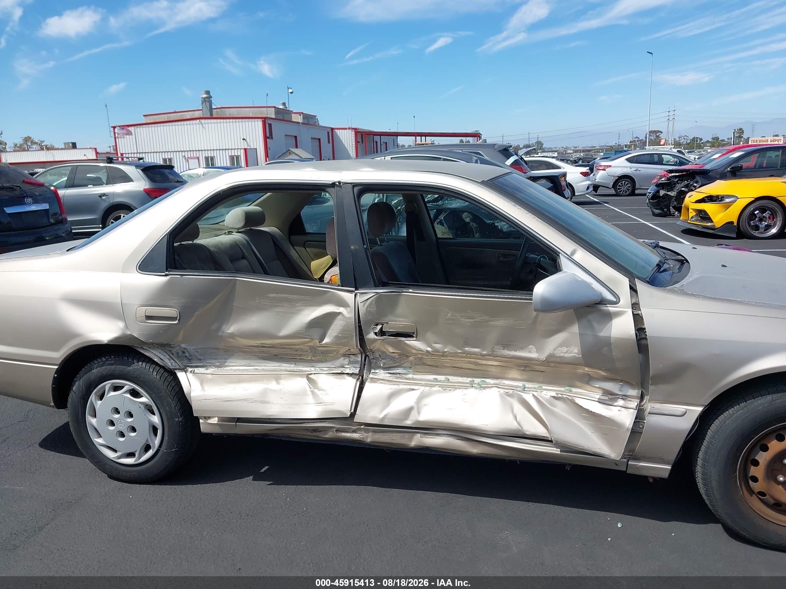 1998 Toyota Camry Le Золотой vin: JT2BG28K7W0215964