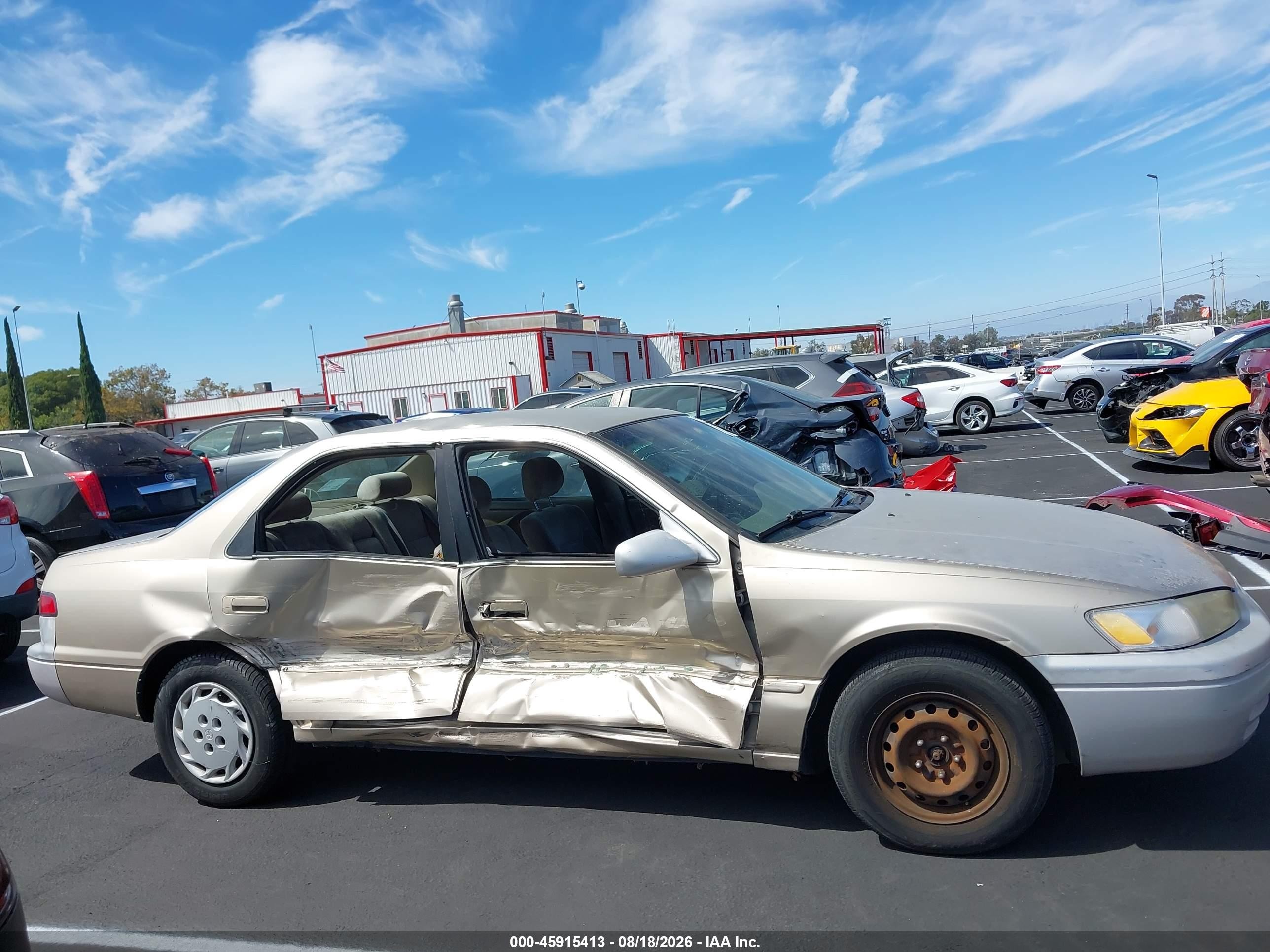1998 Toyota Camry Le Золотой vin: JT2BG28K7W0215964