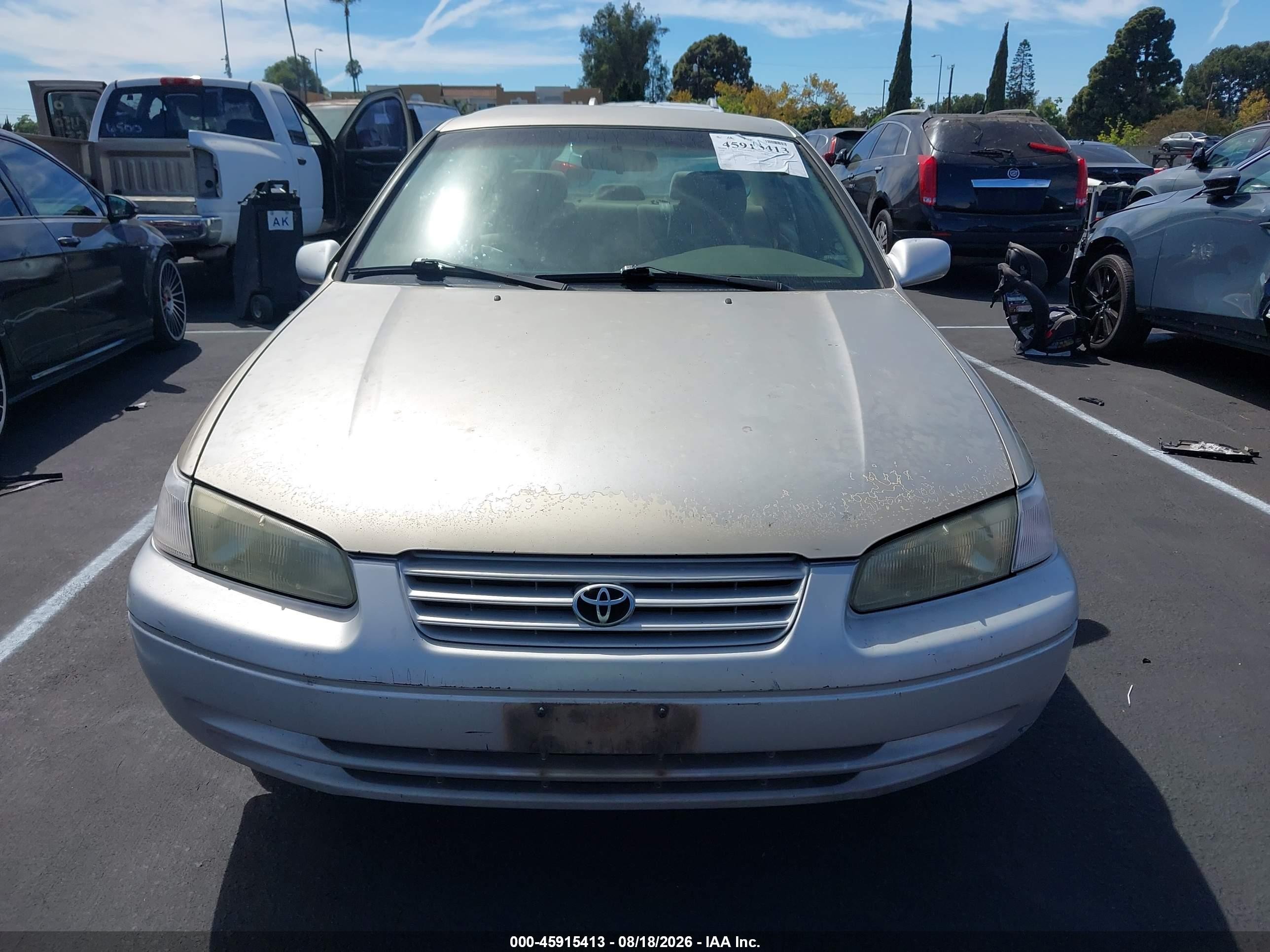 1998 Toyota Camry Le Золотой vin: JT2BG28K7W0215964