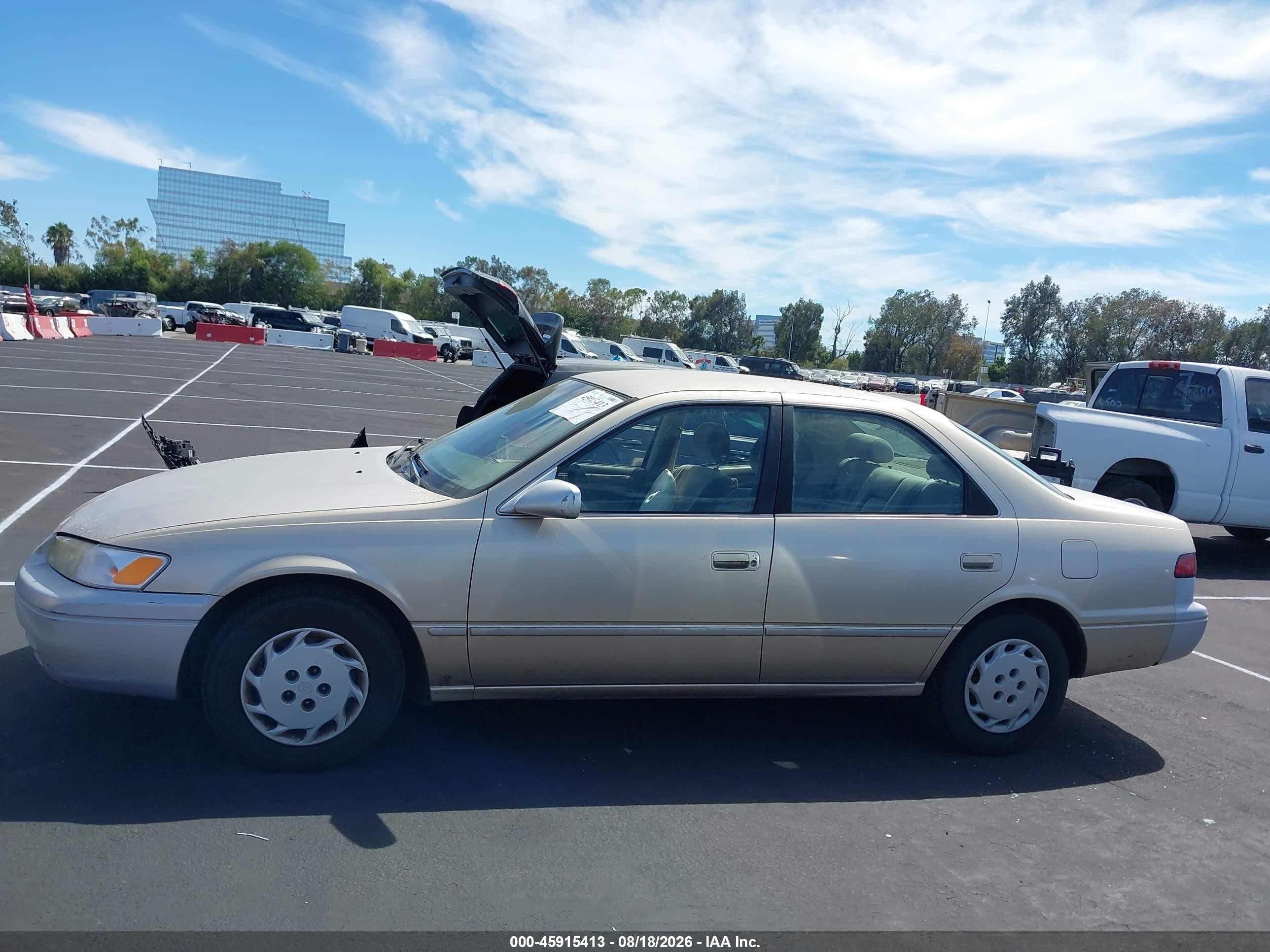 1998 Toyota Camry Le Золотой vin: JT2BG28K7W0215964