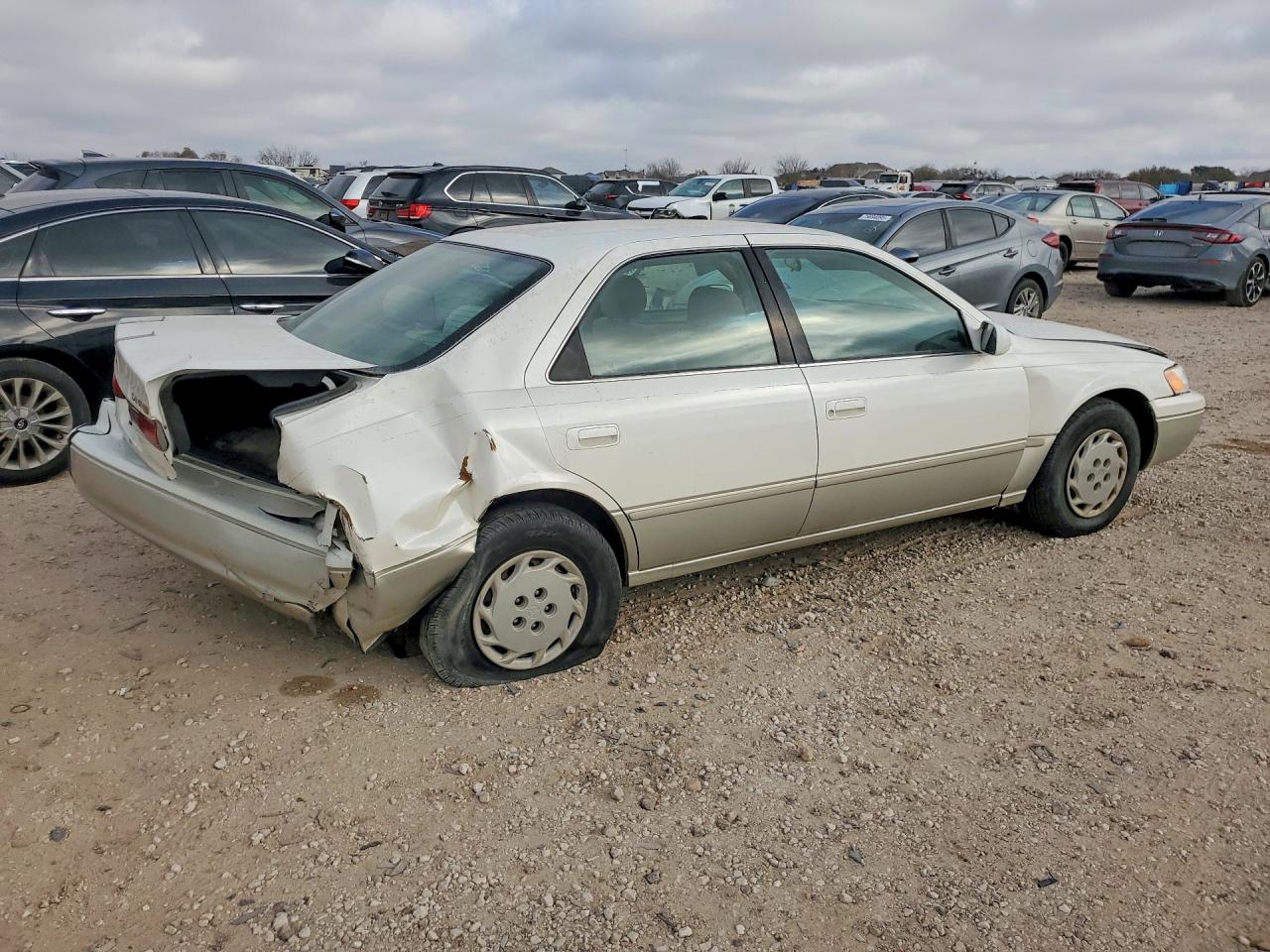 1999 Toyota Camry Le White vin: JT2BG28K7X0350945