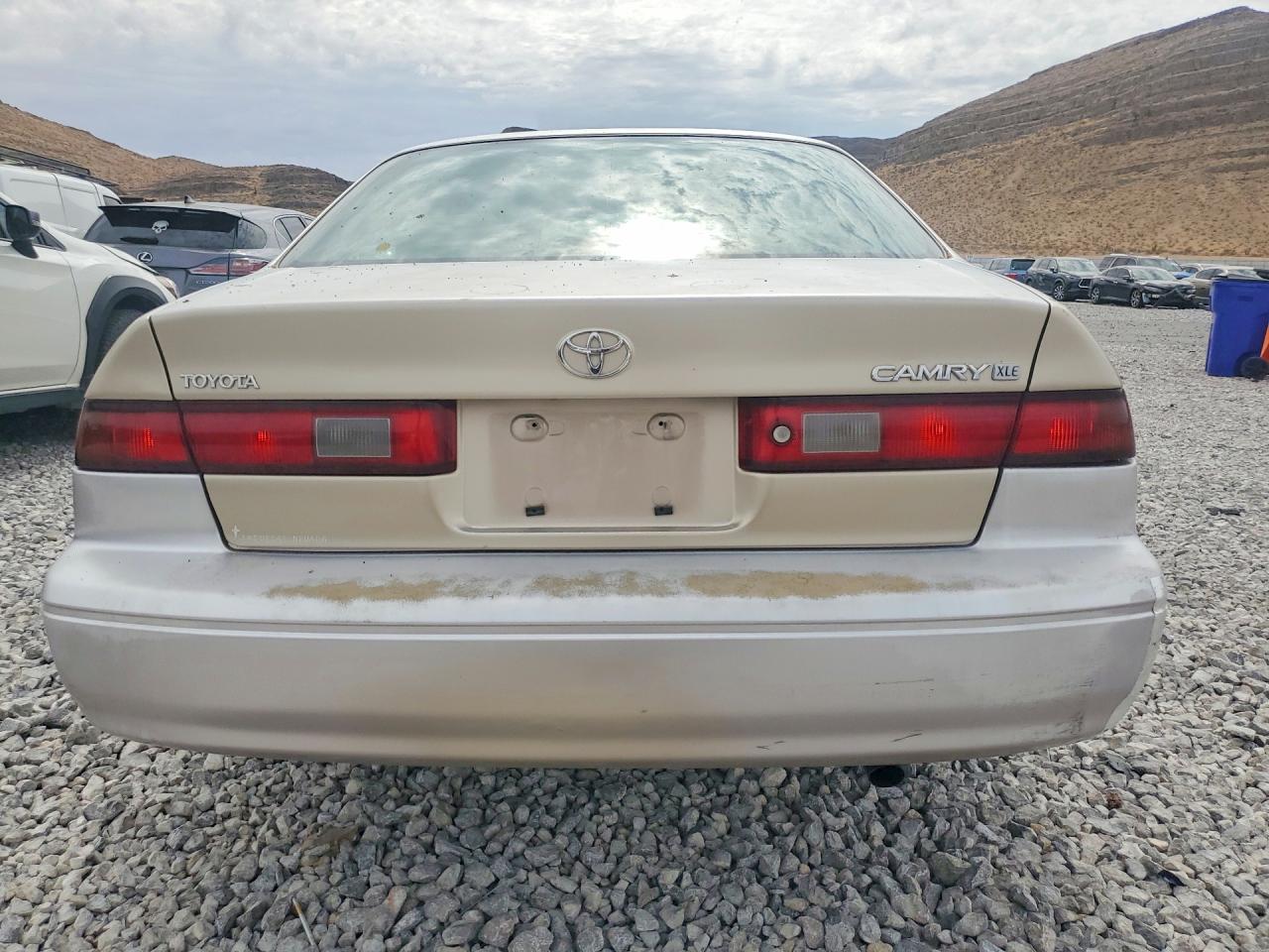 1999 Toyota Camry Xle Gold vin: JT2BG28K8X0284101