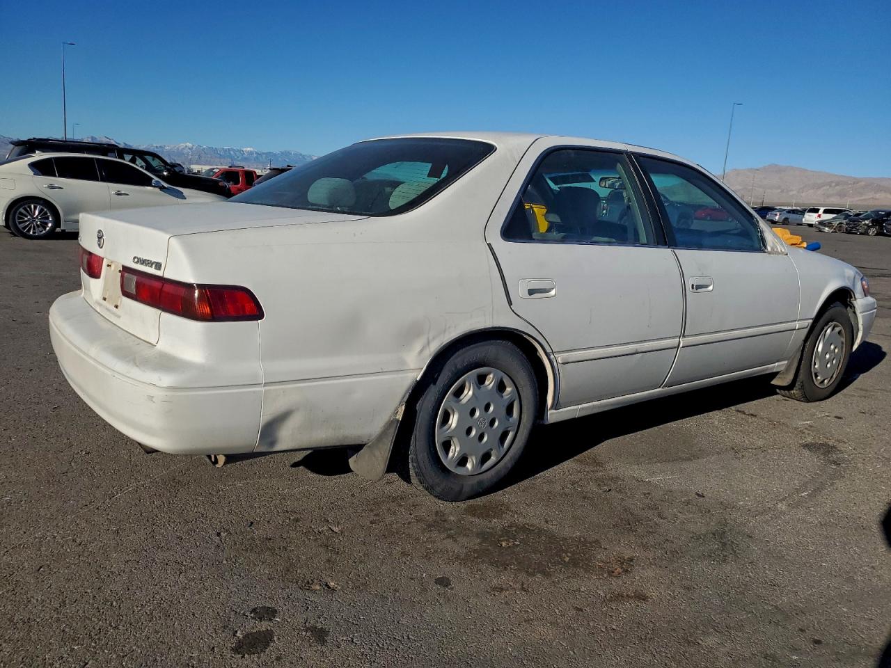 1998 Toyota Camry Le White vin: JT2BG28KXW0181261