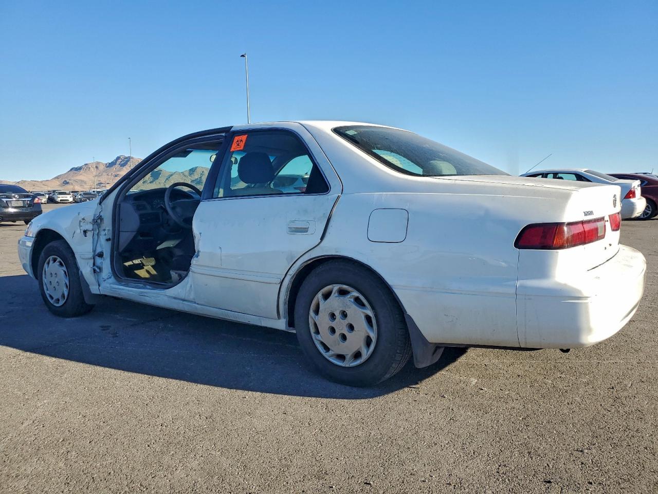 1998 Toyota Camry Le White vin: JT2BG28KXW0181261