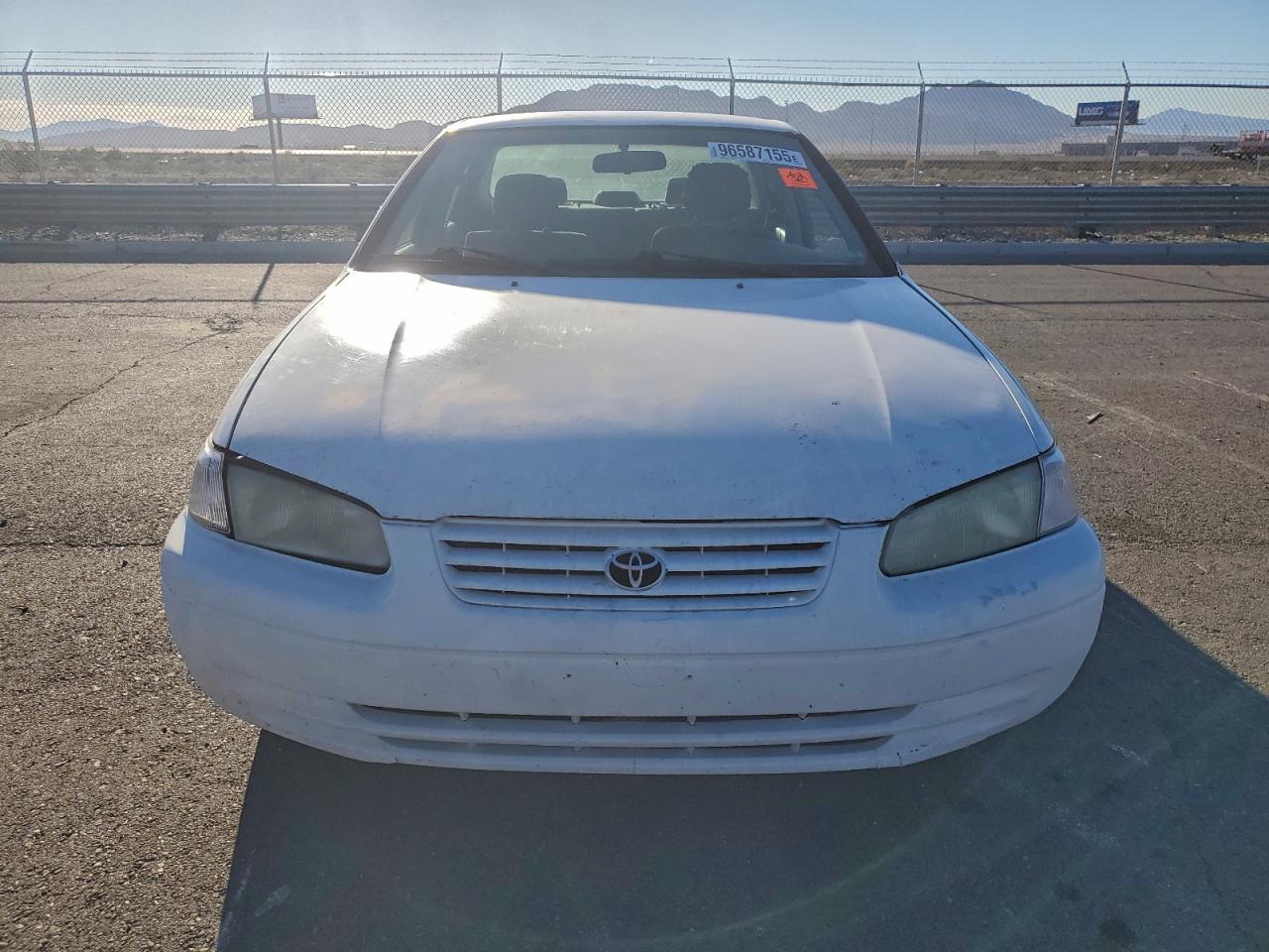 1998 Toyota Camry Le White vin: JT2BG28KXW0181261
