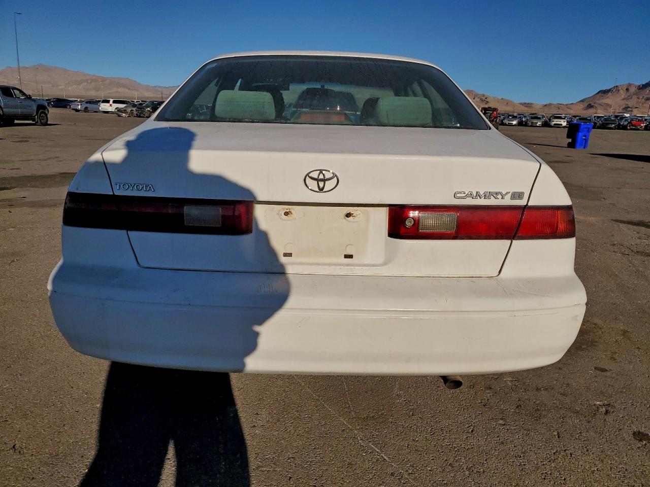 1998 Toyota Camry Le White vin: JT2BG28KXW0181261
