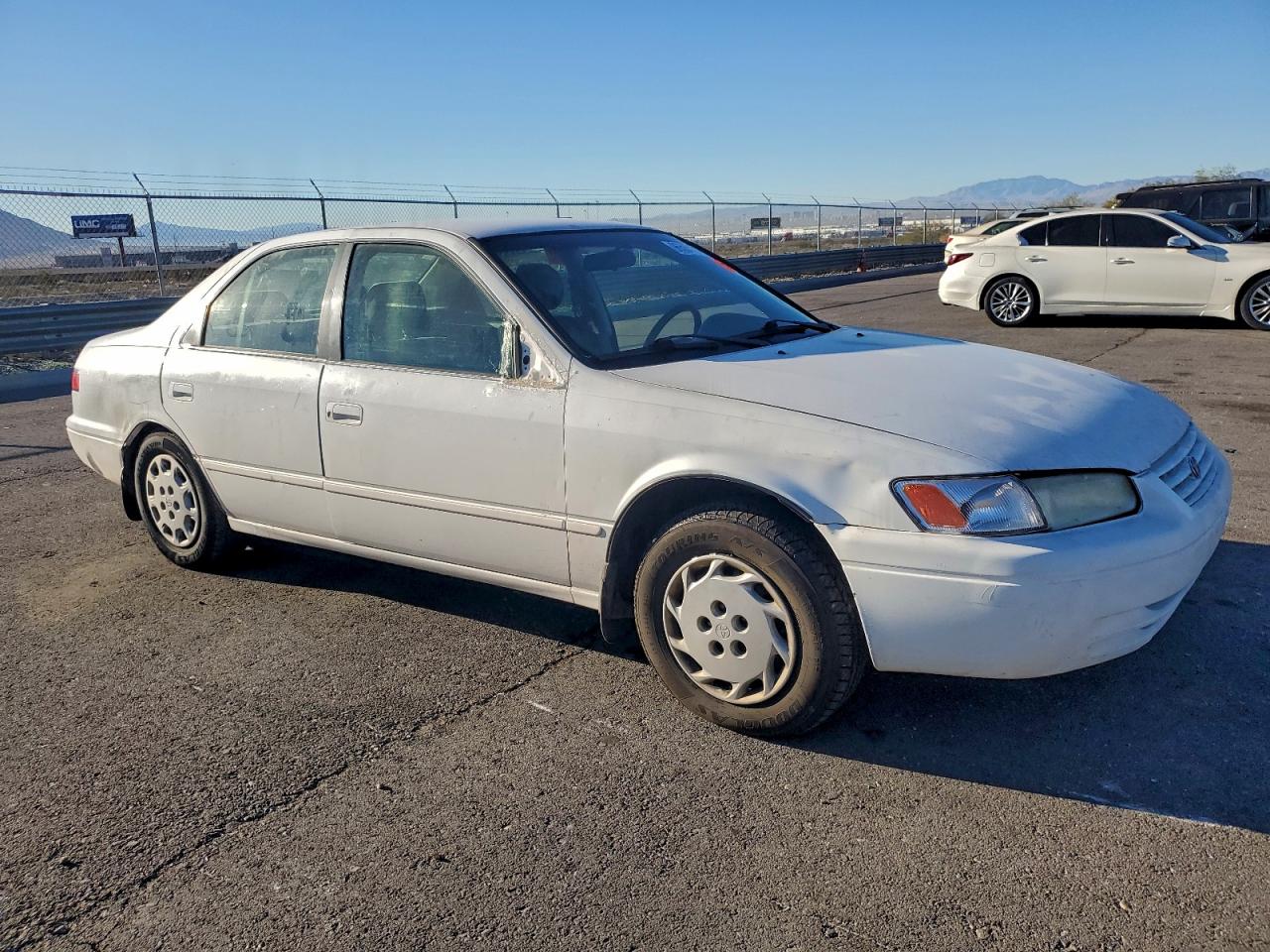 1998 Toyota Camry Le White vin: JT2BG28KXW0181261