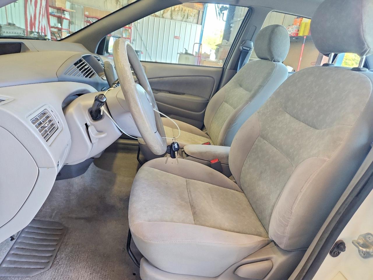 2002 Toyota Prius Base White vin: JT2BK12U920042042