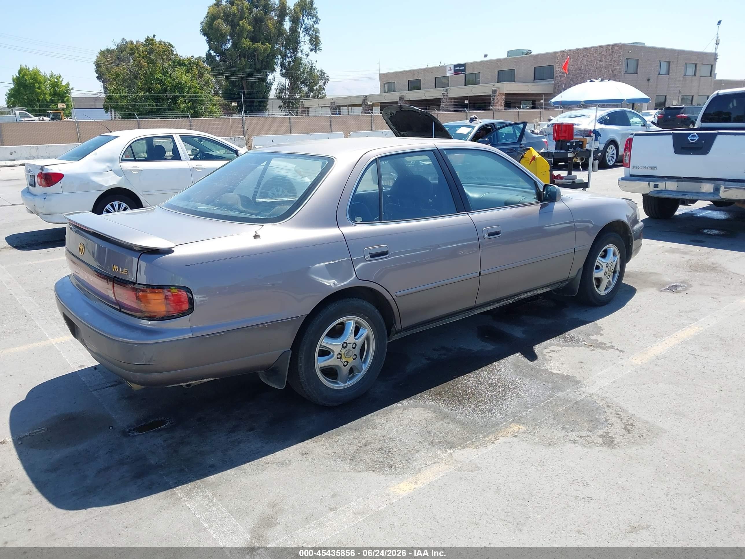 1994 Toyota Camry Le Gray vin: JT2GK12E5R0065973