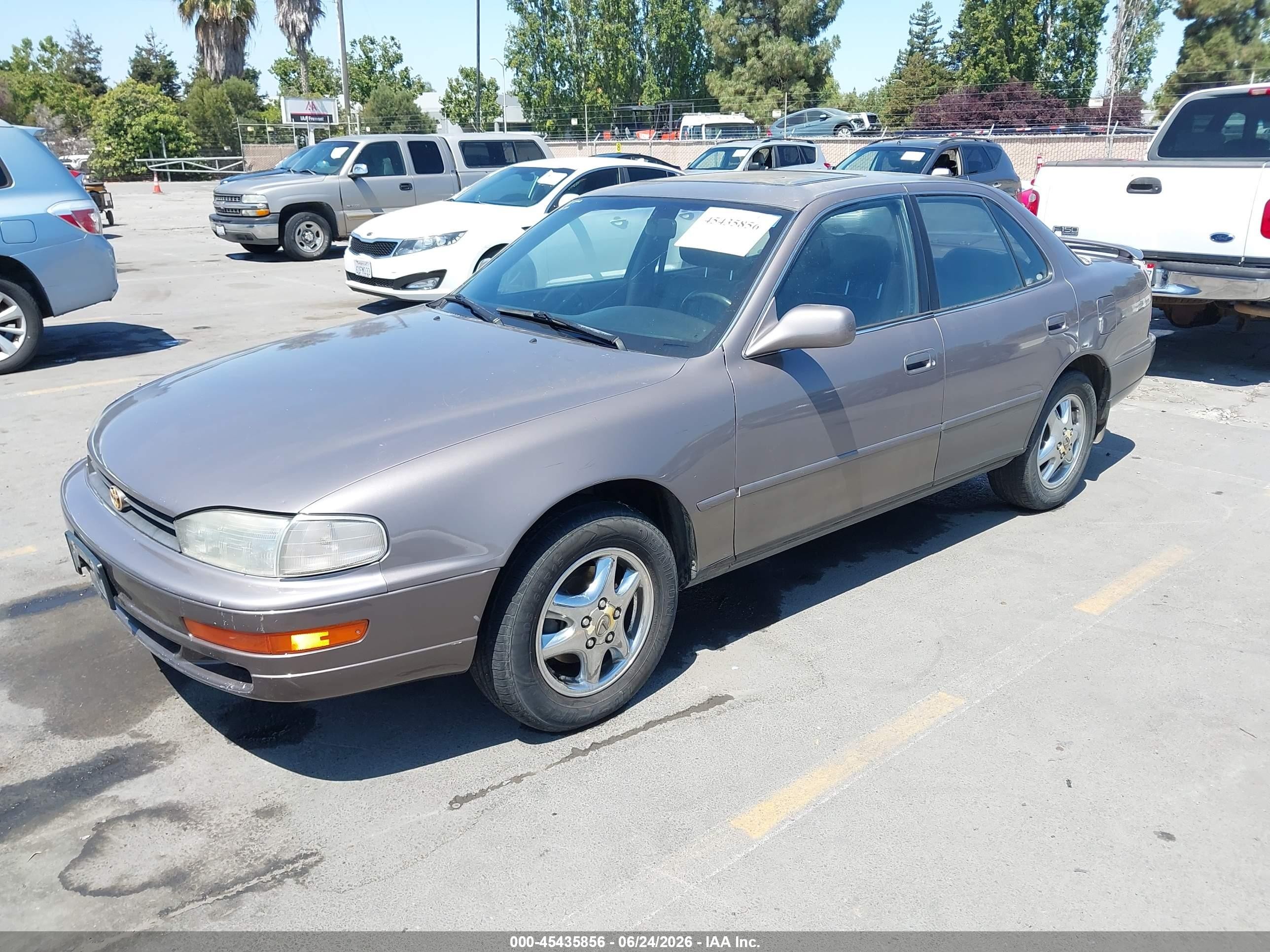 1994 Toyota Camry Le Gray vin: JT2GK12E5R0065973
