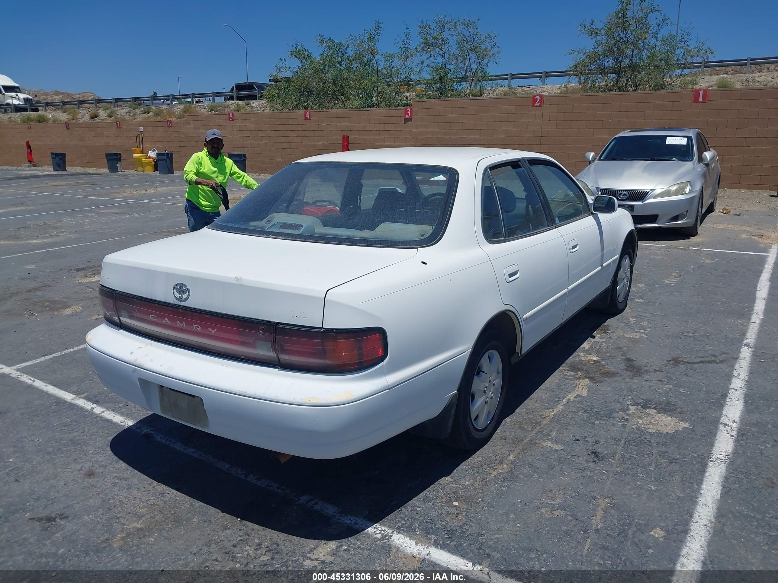 1992 Toyota Camry Le White vin: JT2SK12E6N0054713