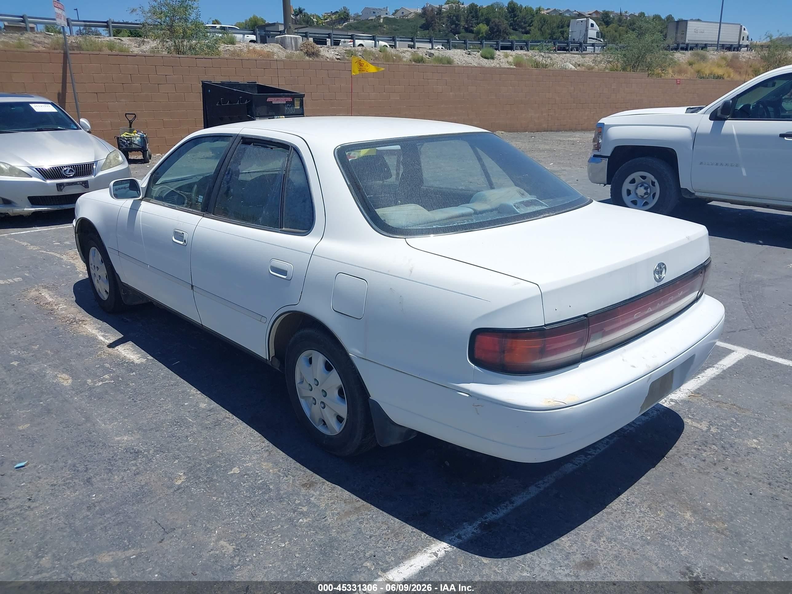 1992 Toyota Camry Le White vin: JT2SK12E6N0054713