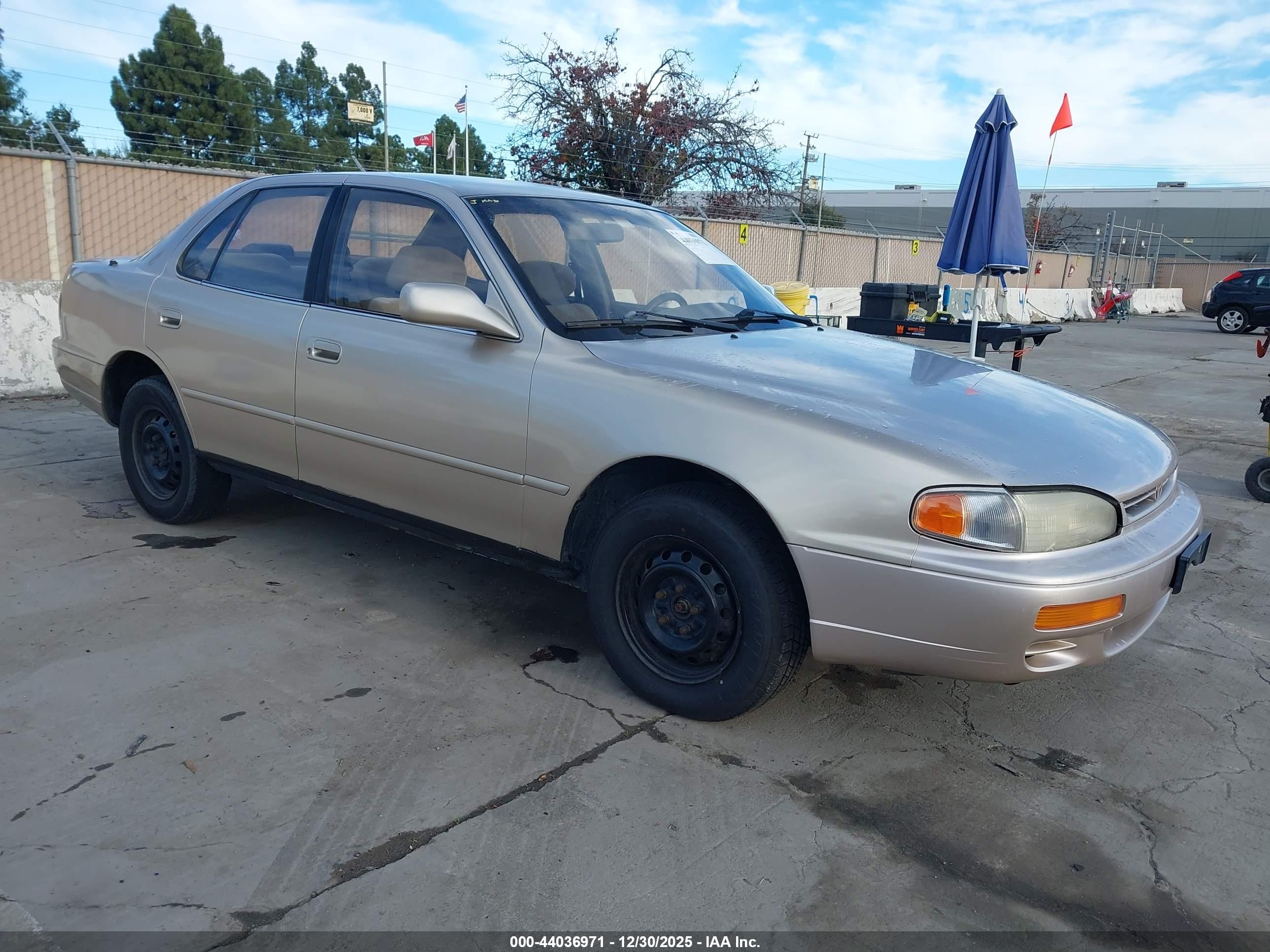 1995 Toyota Camry Le Gold vin: JT2SK12EXS0310508