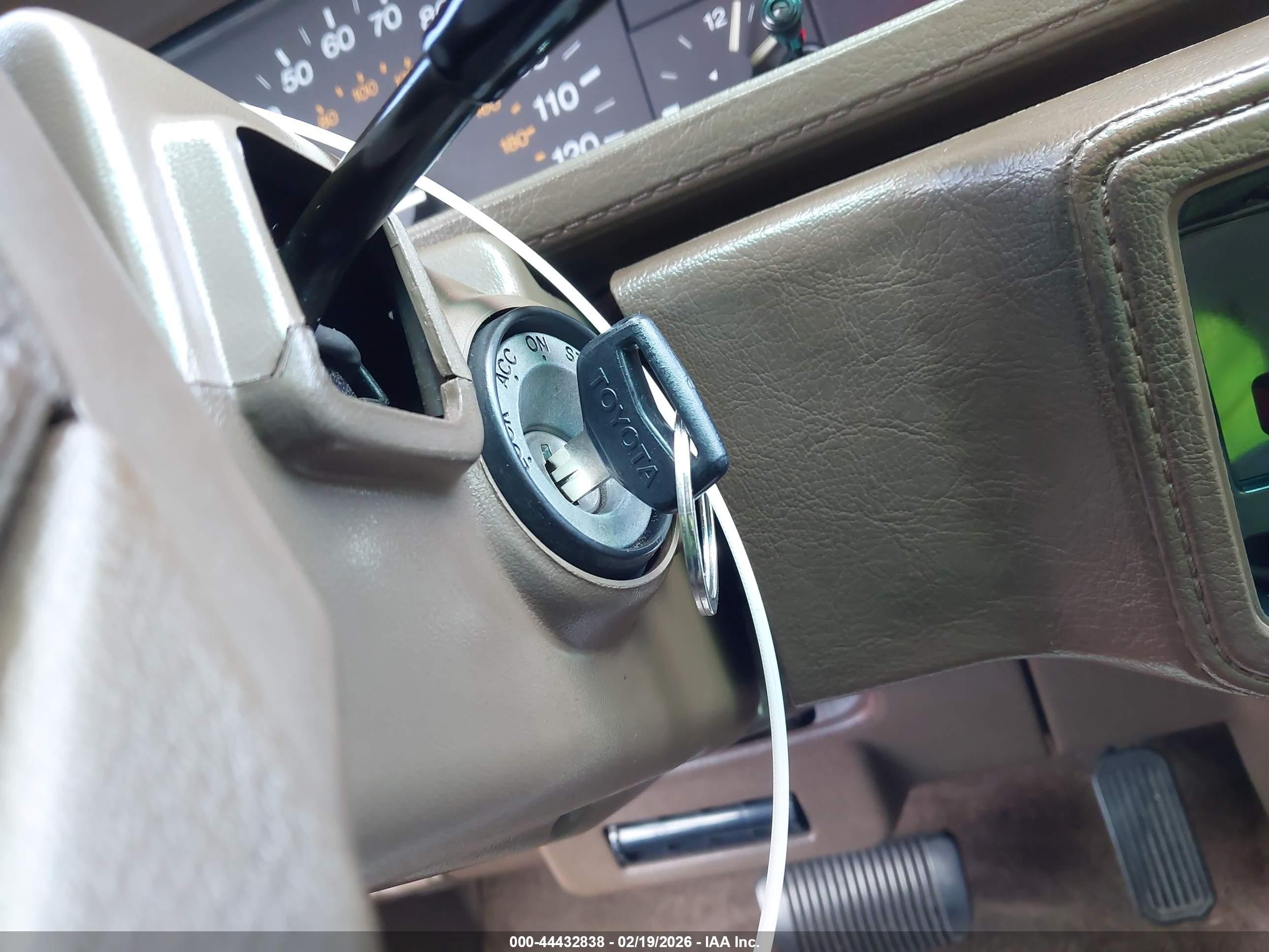 1986 Toyota Camry Dlx Champagne vin: JT2SV12EXG6026114