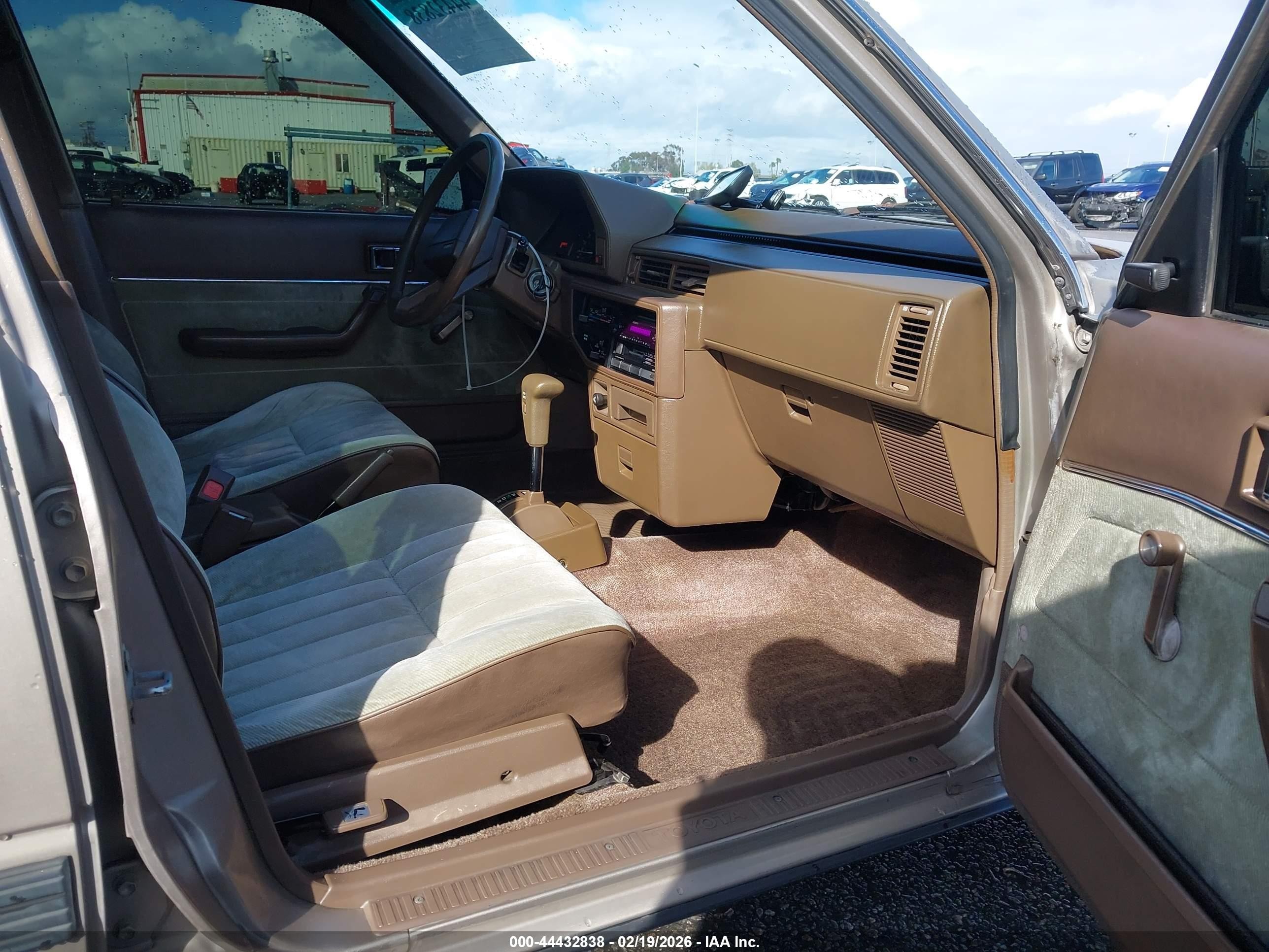 1986 Toyota Camry Dlx Champagne vin: JT2SV12EXG6026114