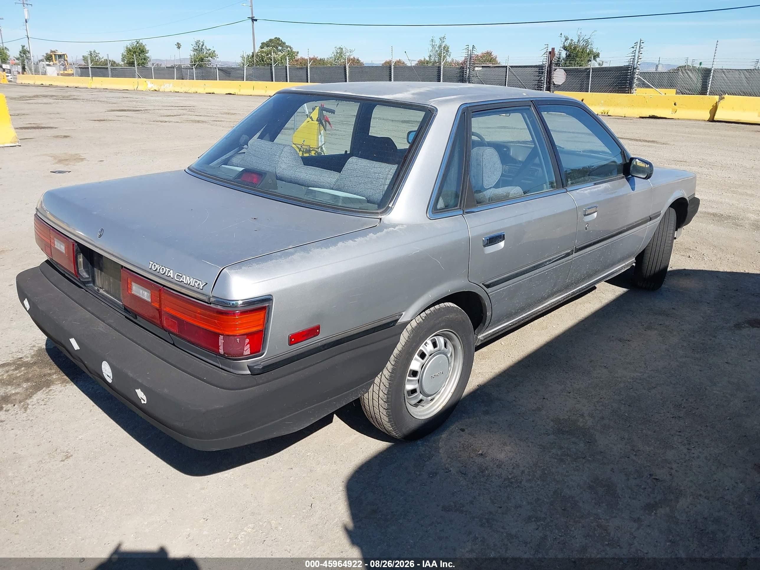 1989 Toyota Camry Dlx Silver vin: JT2SV21E0K3318565