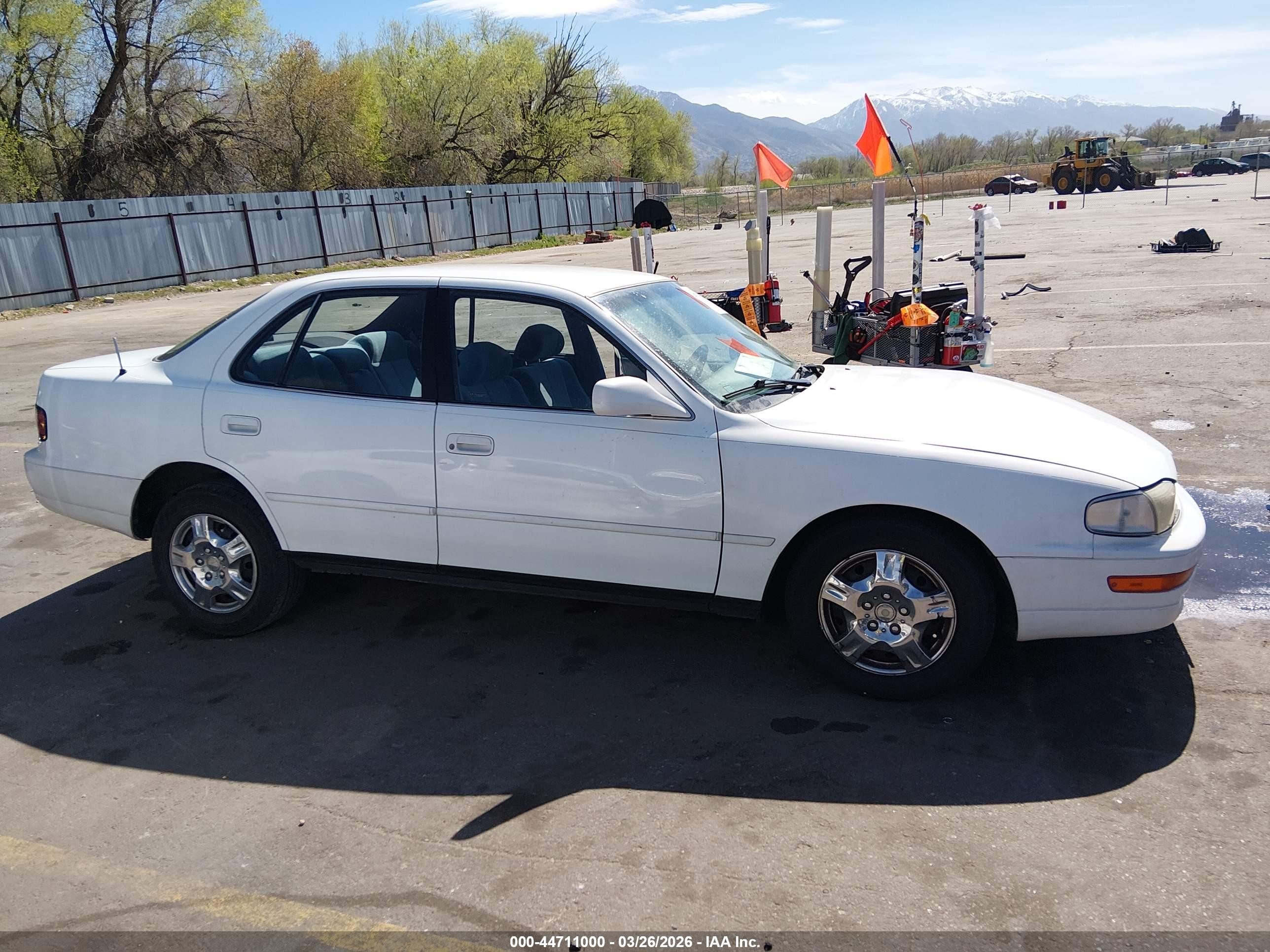 1993 Toyota Camry Le White vin: JT2VK12E9P0184002